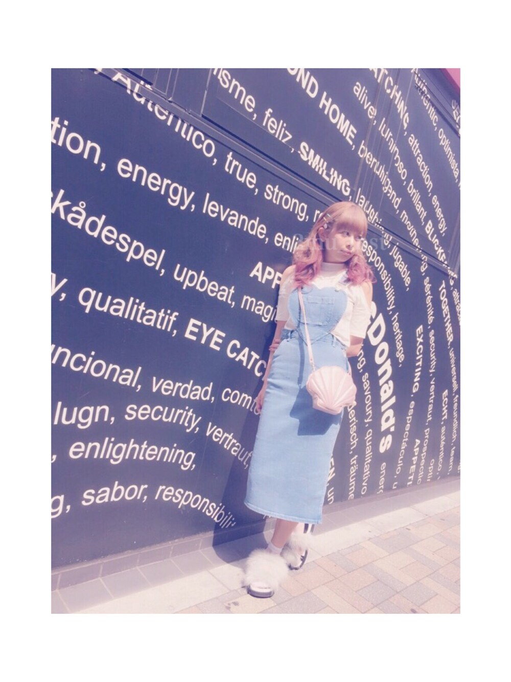 「デニムサロペット、サロペットスカート、honeymihoney、LILICIOUS、ハニーミーハニー、シェルモチーフ、シェルバック」｜「HONEY MI HONEYのアイテム（サロペット/オーバーオール、ブルー系）」を使った、mayuさん（レディース・159cm）の春コーディネートの1枚目の写真