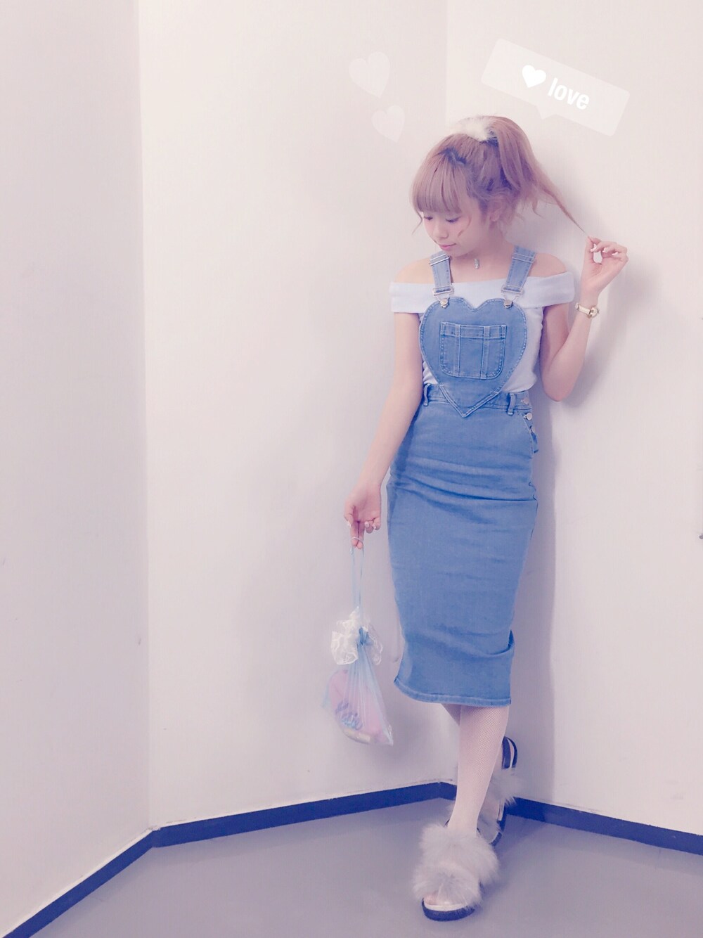 「lilLilly、リルリリー、LILICIOUS、リリシャス、honeymihoney、サロペットスカート、ファー小物、ファーサンダル」｜「lilLillyのパイルプレーンオフショルトップス（トップス、ブルー系）」を使った、mayuさん（レディース・160cm）の夏コーディネートの1枚目の写真