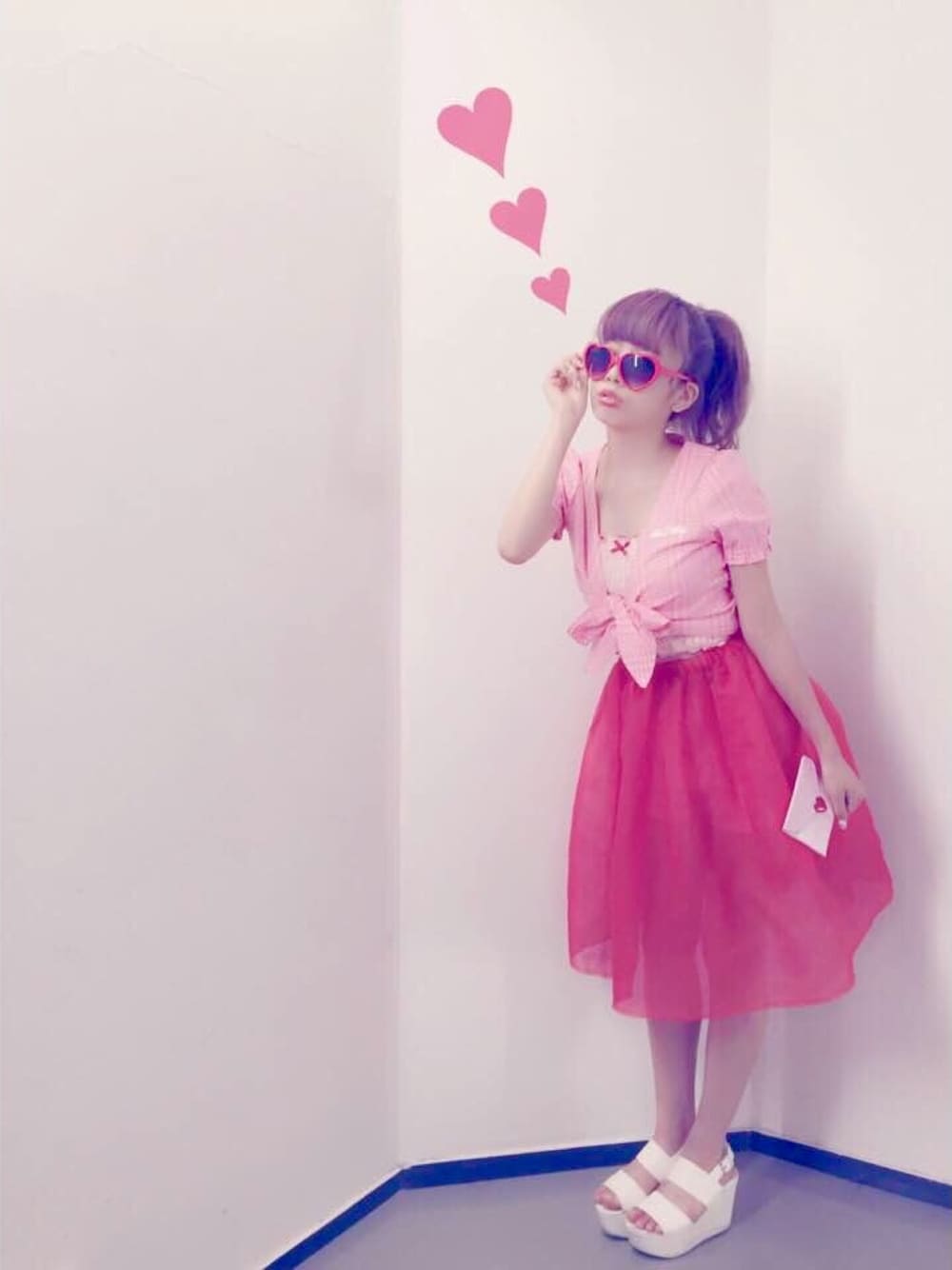「lilLilly、リルリリー、セットアップ、リボン、ハートサングラス、ポニーテール、チュールスカート、赤スカート、フレアスカート」｜「lilLillyのフロントリボンチェックカーデ（トップス、ピンク系）」を使った、mayuさん（レディース・160cm）の夏コーディネートの1枚目の写真
