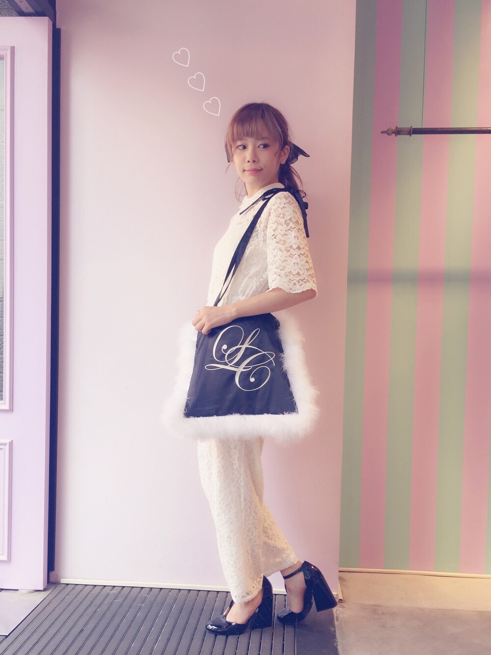 「lilLilly、リルリリー、LILICIOUS、リリシャス、ジャンプスーツ、ホワイトレース、Tストラップパンプス、ポニーテール＋リボン、ファー小物、トートバッグ」｜「LILICIOUSのフェザーFURサテントートバッグ（トートバッグ、ブラック系）」を使った、mayuさん（レディース・160cm）の秋コーディネートの1枚目の写真