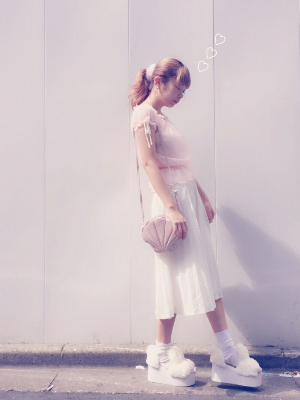 「lilLilly、リルリリー、LILICIOUS、リリシャス、ピンクトップス、パフスリーブ、プリーツスカート、うさぎ、Candy Stripper、キャンディストリッパー」｜「lilLillyのサイドリボンシースルーパフトップス（トップス、ピンク系）」を使った、mayuさん（レディース・160cm）の秋コーディネートの1枚目の写真