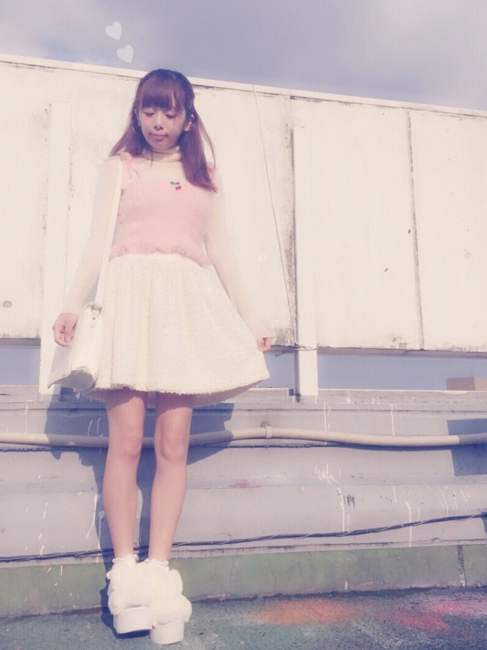 「lilLilly、リルリリー、LILICIOUS、リリシャス、フリルキャミ、シャギーニット、チェリー、ピンクトップス、もこもこ、ホワイトスカート」｜「LILICIOUSのシャギーニットキャミソール（ルームウェア/パジャマ、ピンク系）」を使った、mayuさん（レディース・160cm）の秋コーディネートの1枚目の写真