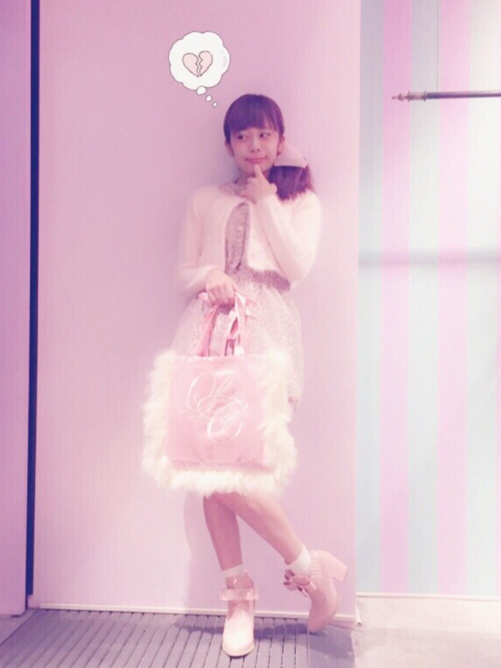 「lilLilly、リルリリー、LILICIOUS、リリシャス、レオパード柄、エナメルブーツ、ファーバッグ、アンゴラカーディガン、ピンクコーデ」｜「lilLillyのアンゴラカーディガン（カーディガン/ボレロ、ピンク系）」を使った、mayuさん（レディース・160cm）の秋コーディネートの1枚目の写真