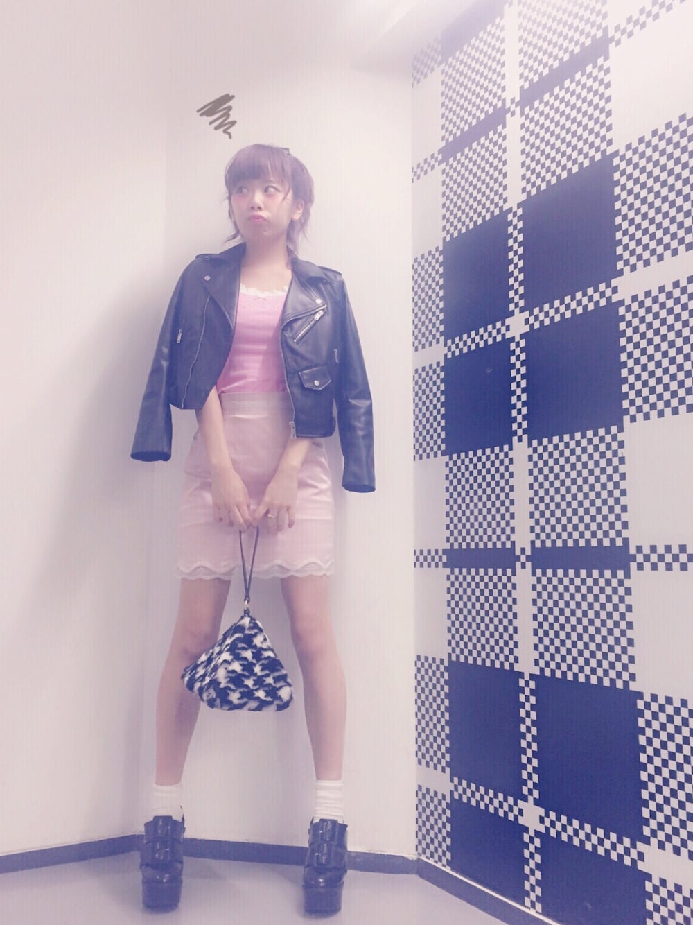 「lilLilly、リルリリー、LILICIOUS、リリシャス、katie、ライダースジャケット、サテンスカート、pink、ポニーテール」｜「Katieのアイテム（Tシャツ/カットソー、ピンク系）」を使った、mayuさん（レディース・160cm）の秋コーディネートの1枚目の写真