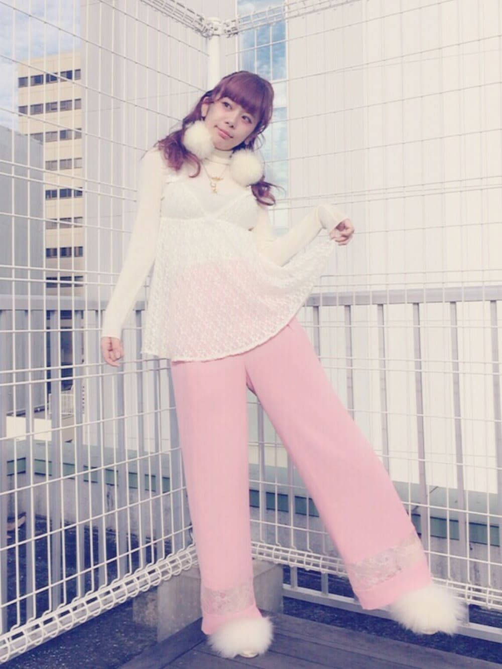 「lilLilly、リルリリー、LILICIOUS、リリシャス、ファーサンダル、ファー小物、Verybrain 、ピンクパンツ、ランジェリー、ファーピアス」｜「LILICIOUSのレースショートパンツ（ルームウェア/パジャマ、ホワイト系）」を使った、mayuさん（レディース・160cm）の秋コーディネートの1枚目の写真