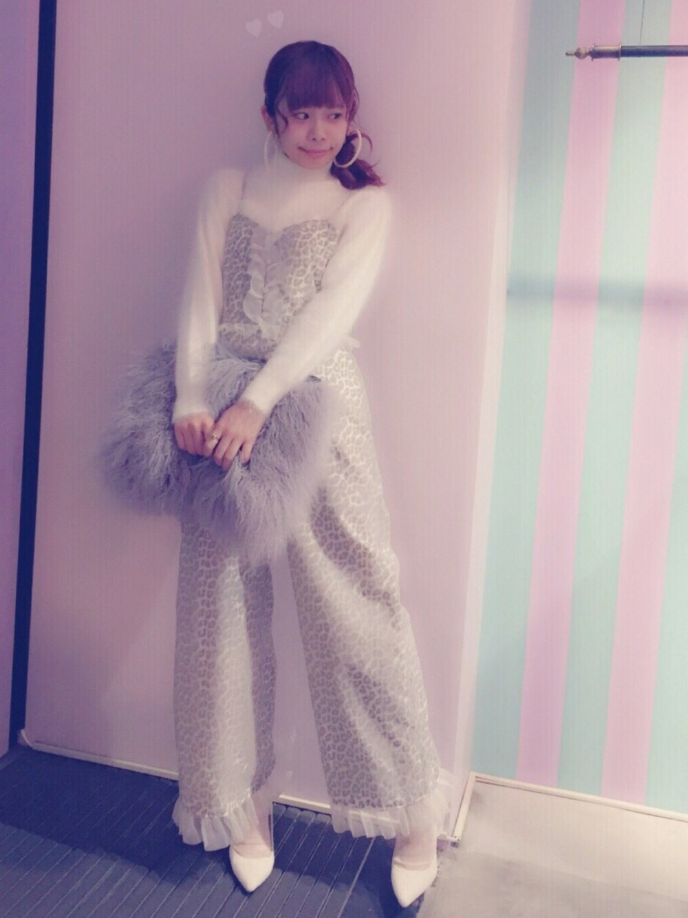 「lilLilly、リルリリー、LILICIOUS、リリシャス、レオパード、オールインワン、白パンプス、アンゴラニット、グレーコーデ、フープピアス」｜「lilLillyのアイテム（サロペット/オーバーオール、グレー系）」を使った、mayuさん（レディース・160cm）の秋コーディネートの1枚目の写真