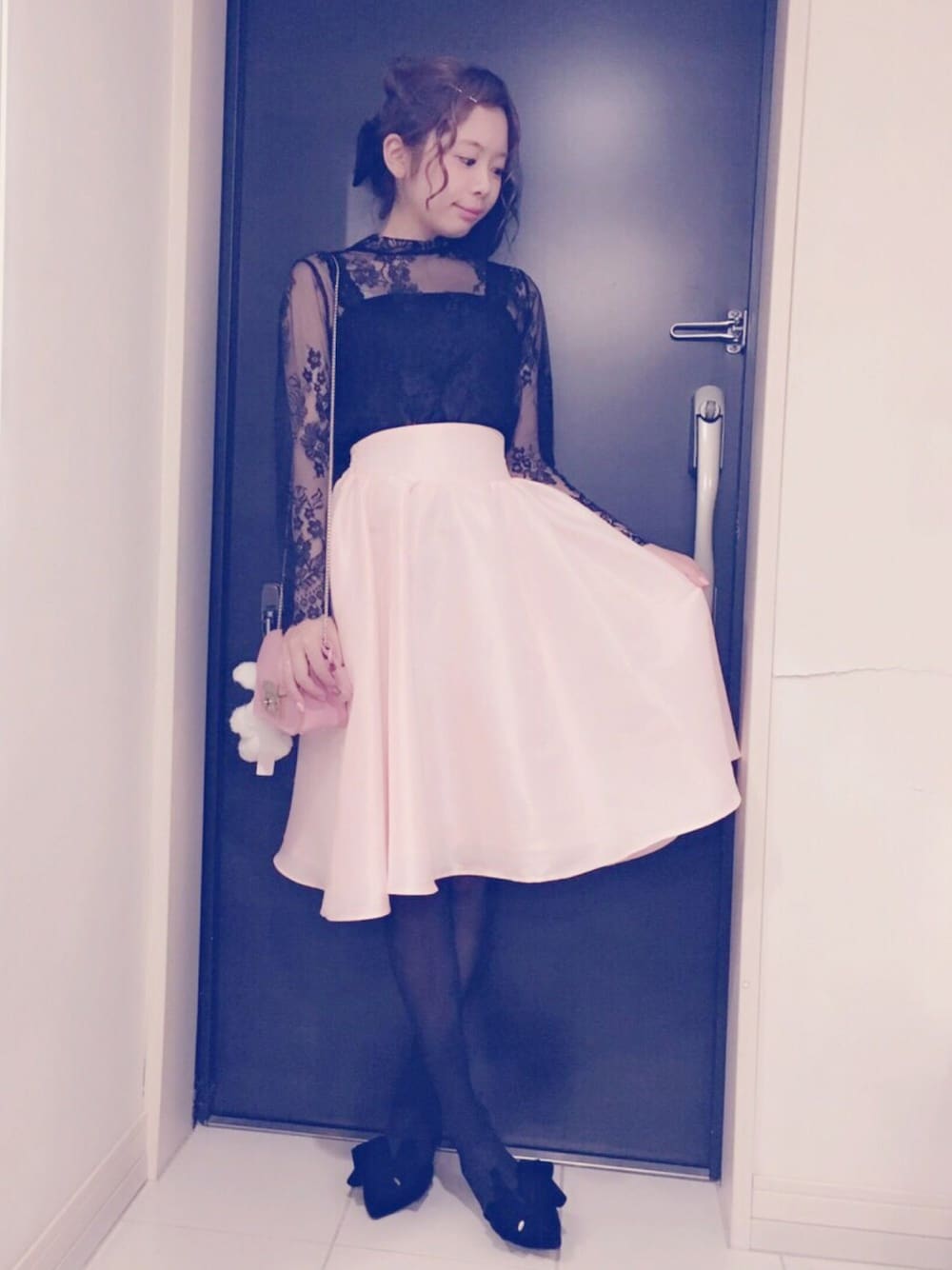 「lilLilly、リルリリー、LILICIOUS、リリシャス、同窓会、フレアスカート、レーストップス、ブラックレース、ミュール」｜「lilLillyのレースハイネック2wayトップス（シャツ/ブラウス、ブラック系）」を使った、mayuさん（レディース・160cm）の冬コーディネートの1枚目の写真