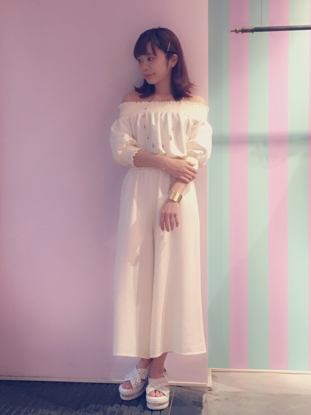 「lilLilly、リルリリー、LILICIOUS、リリシャス、ALLWHITE、オールホワイト、オフショルダー、ワイドパンツ、バングル、ホワイトパンツ」｜「lilLillyのオフショルトップス（Tシャツ/カットソー、ホワイト系）」を使った、mayuさん（レディース・160cm）の冬コーディネートの1枚目の写真