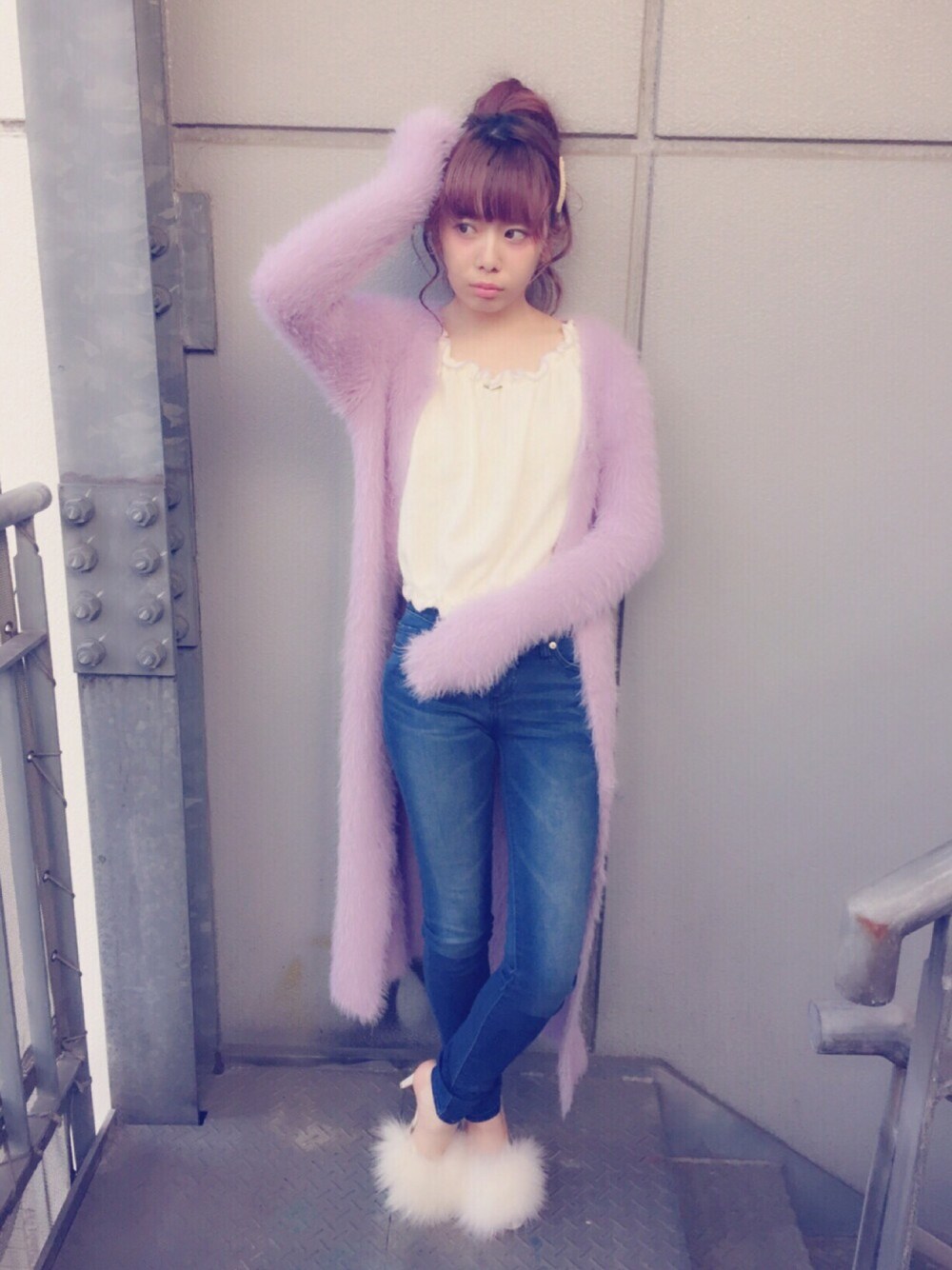 「lilLilly、リルリリー、LILICIOUS、リリシャス、シャギーニット、ロングカーディガン、ファー小物、ファーミュール、ミュール、purple」｜「lilLillyのシャギーロングカーディガン（カーディガン/ボレロ、パープル系）」を使った、mayuさん（レディース・160cm）の春コーディネートの1枚目の写真