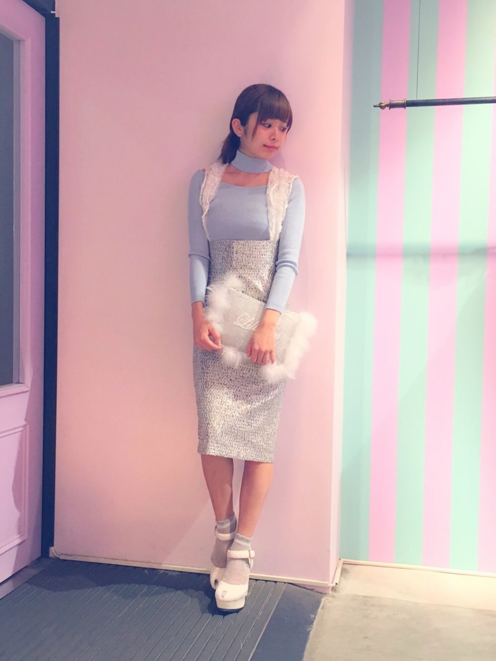 「lilLilly、リルリリー、LILICIOUS、リリシャス、blue×silver、チョーカートップス、ブルートップス、ホワイトサンダル、ロングスカート、サスペンダー」｜「lilLillyのチョーカーネックリブニット（トップス、ブルー系）」を使った、mayuさん（レディース・160cm）の夏コーディネートの1枚目の写真