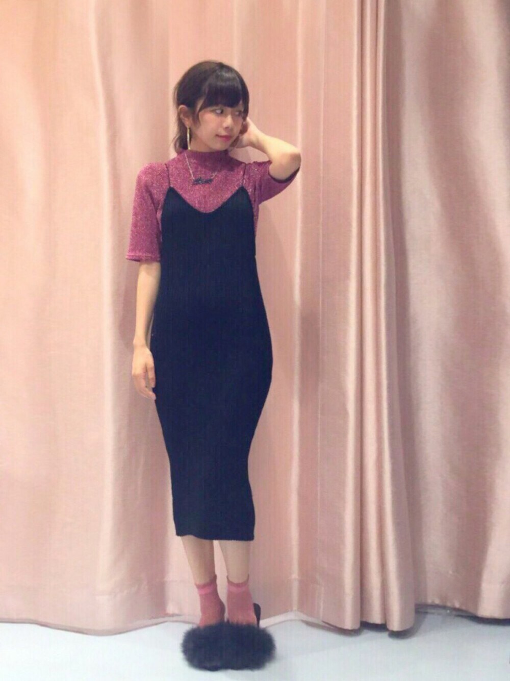 「lilLilly、リルリリー、LILICIOUS、リリシャス、ラメ、ラメニット、ニットワンピース、リブニット、ファー、ミュール」｜「lilLillyのラメリブトップス（トップス、ピンク系）」を使った、mayuさん（レディース・160cm）の秋コーディネートの1枚目の写真