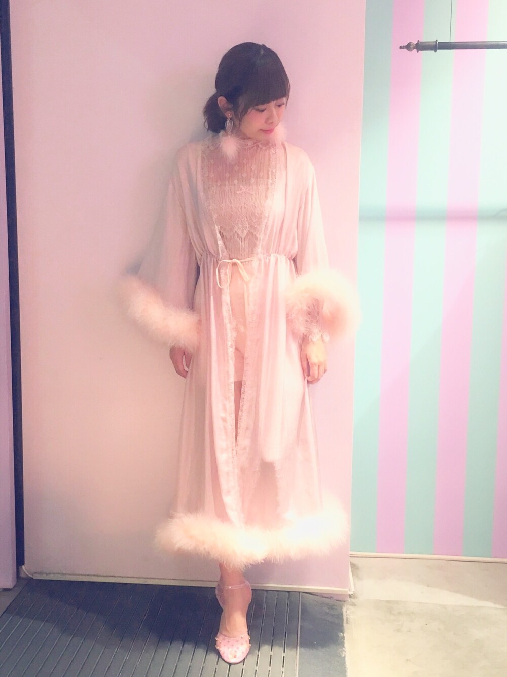 「lilLilly、リルリリー、LILICIOUS、リリシャス、allpink、フェザーガウン、ファーピアス、ビジューサンダル、ピンクコーデ、レースブラウス」｜「lilLillyのフェザーサテンロングガウン（カーディガン/ボレロ、ピンク系）」を使った、mayuさん（レディース・160cm）の秋コーディネートの1枚目の写真