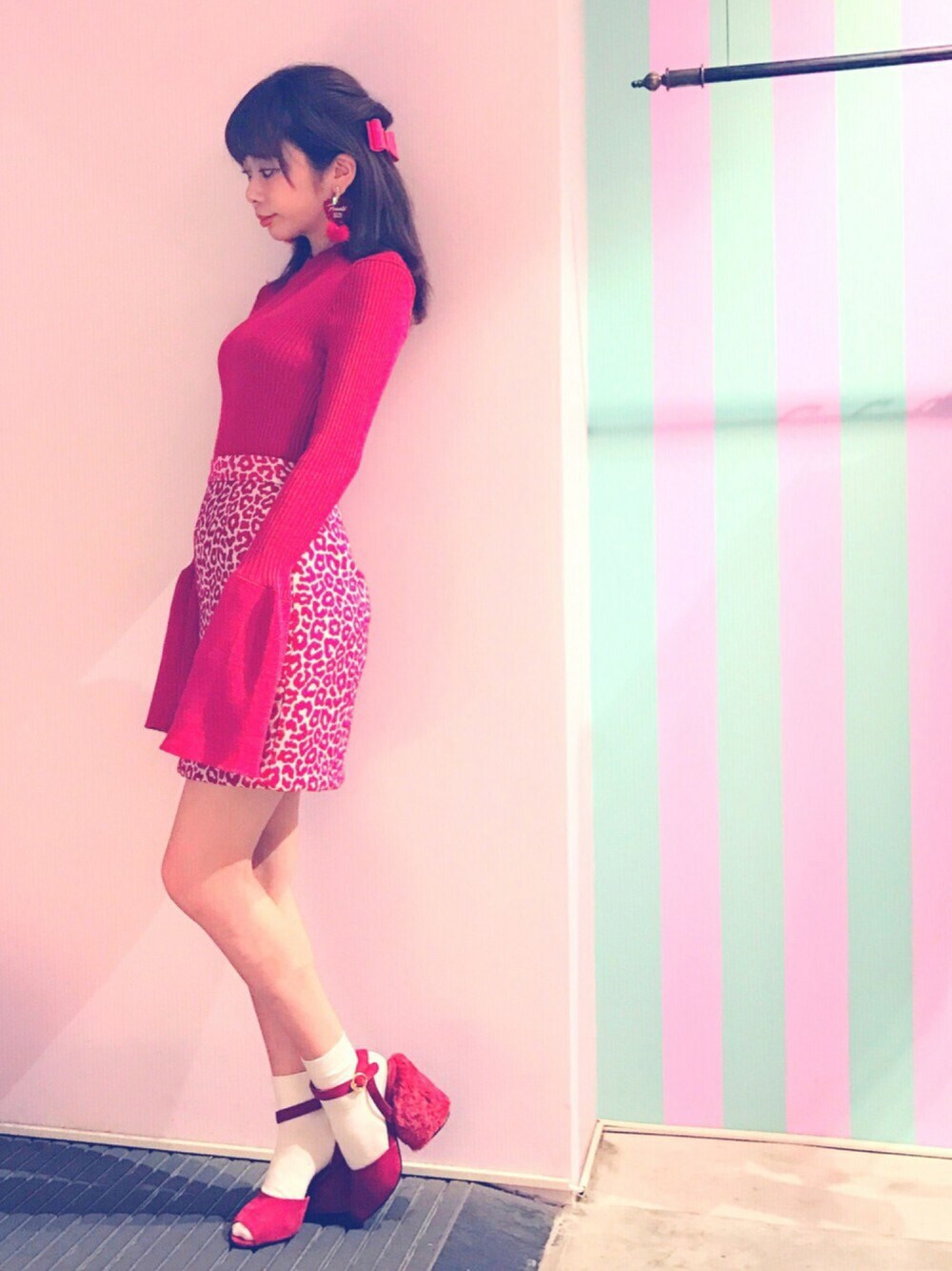 「lilLilly、リルリリー、LILICIOUS、リリシャス、red、レオパード、レオパードスカート、ファーヒールサンダル、ピアス、リボン」｜「lilLillyのフレアロングスリーブプルオーバー（ニット/セーター、レッド系）」を使った、mayuさん（レディース・160cm）の秋コーディネートの1枚目の写真