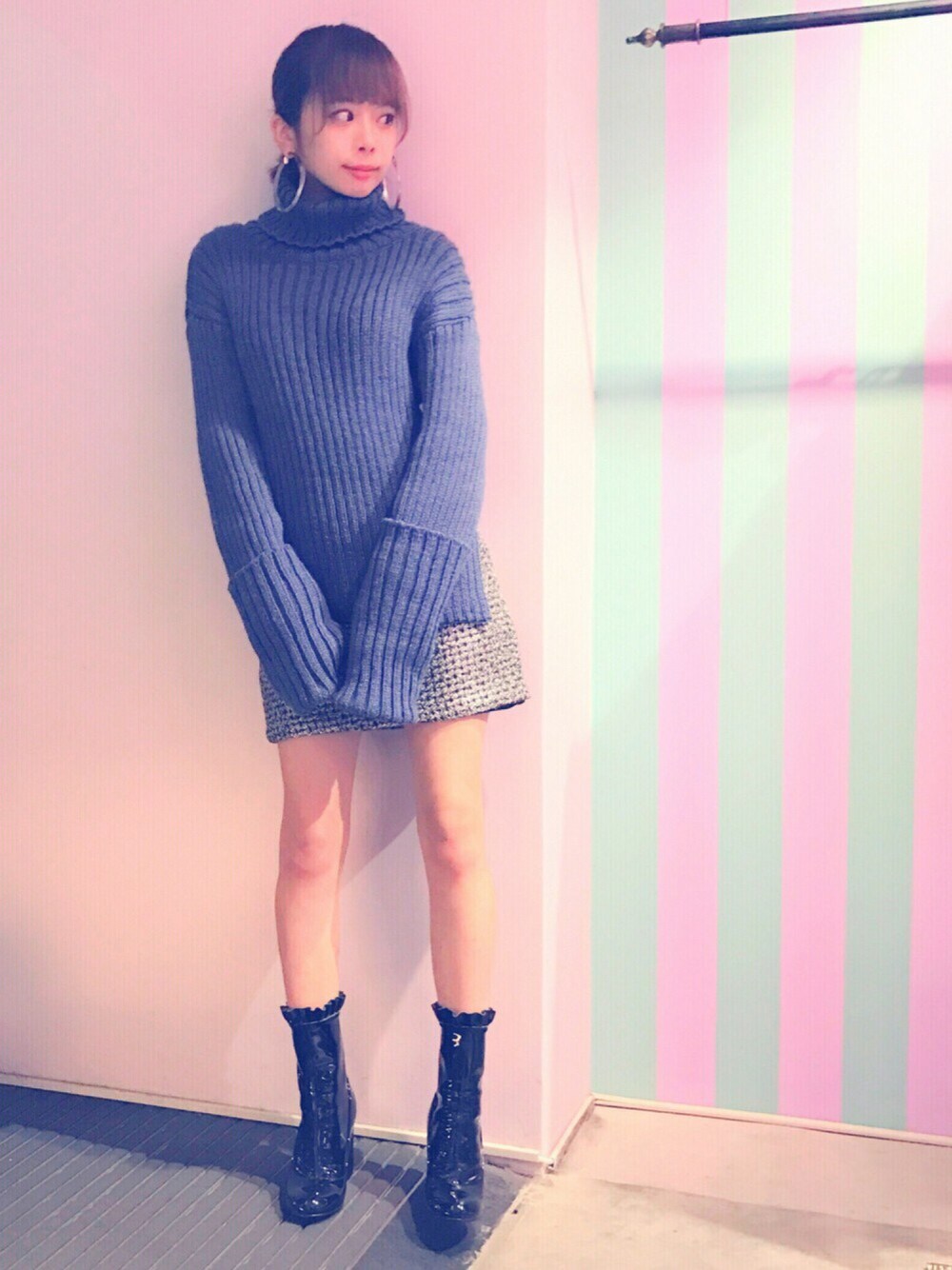 「lilLilly、リルリリー、LILICIOUS、リリシャス、ローゲージニット、ツイードスカート、ショートブーツ、フリルブーツ、フープピアス、ブルーニット」｜「lilLillyのローゲージリブニット（トップス、ブルー系）」を使った、mayuさん（レディース・160cm）の冬コーディネートの1枚目の写真