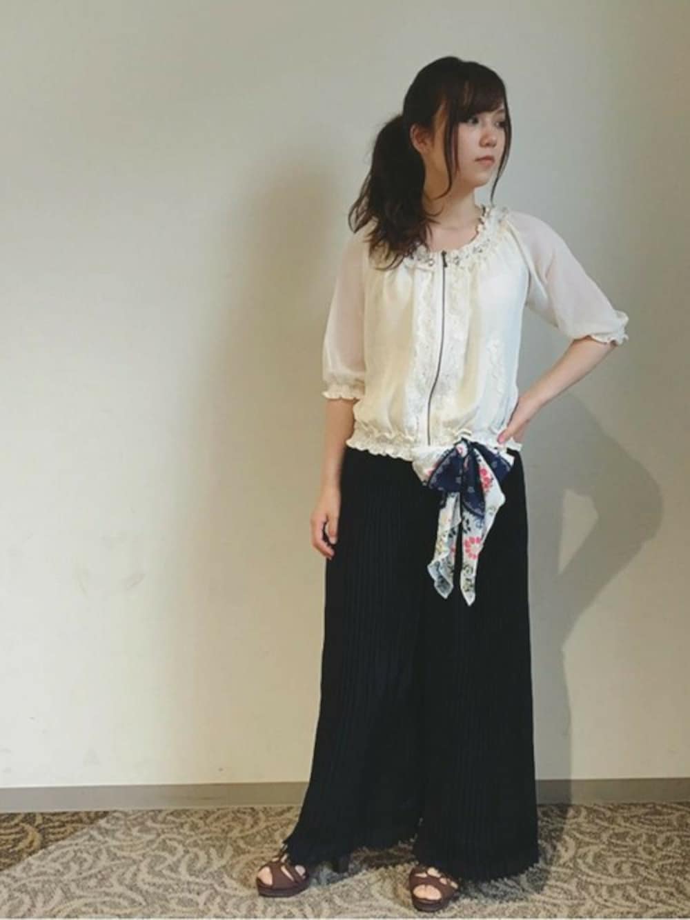 「プリーツ、ガウチョパンツ、axes femme」｜「axes femmeのシャーリングシフォンブルゾン（ブルゾン、ホワイト系）」を使った、axes femmeさん（レディース・160cm）の夏コーディネートの1枚目の写真