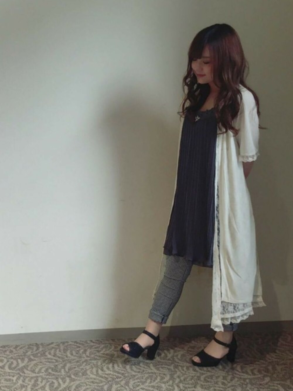 「ワンピース、プリーツ、axes femme、キャミワンピ」｜「axes femmeのカットプリーツキャミチュニ（チュニック、グレー系）」を使った、axes femmeさん（レディース・160cm）の夏コーディネートの1枚目の写真