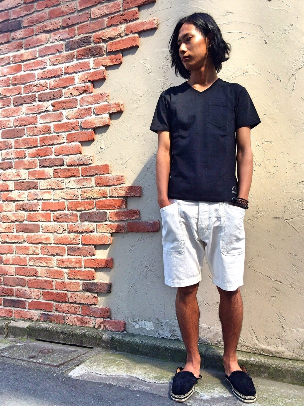 「シンプルコーデ、ラフスタイル、膝丈、夏、CAMINANDO、SCHOTT、Schott East、ハーフパンツ、サマースタイル、ポケT」｜「schottのSchott/ショット/V NECK POCKET T SHIRT/Ｖネック ポケット Ｔシャツ（Tシャツ/カットソー、ホワイト系）」を使った、Renさん（メンズ・176cm）の春コーディネートの1枚目の写真