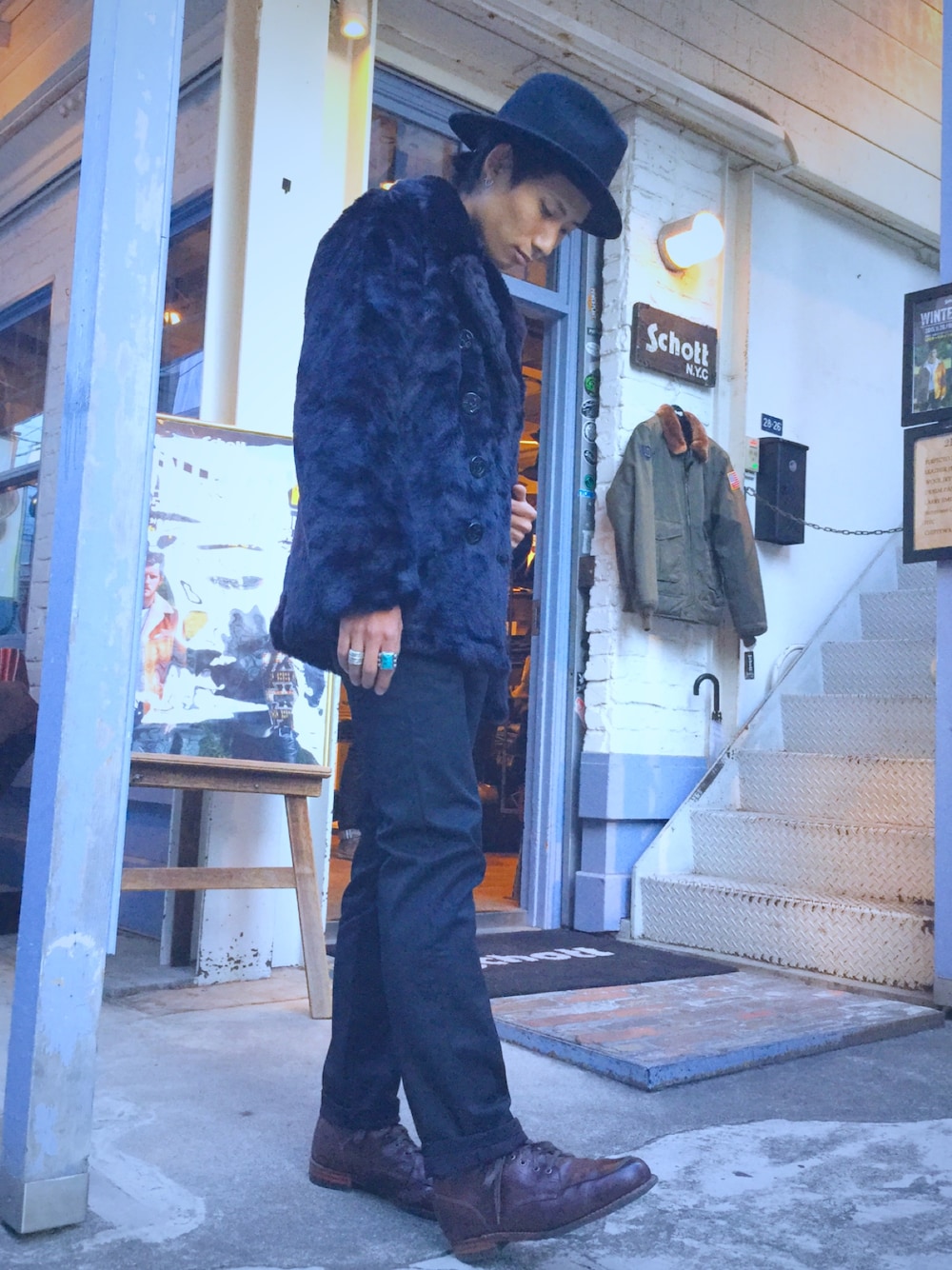 「ハット、コート、ピーコート、チノパン、キレイめ、シンプル、レトロ、秋冬コーデ、SCHOTT、LARRY SMITH」｜「NEW YORK HATのSchott/ショット/FEDORA HAT/ フェドラ フェルトハット（ハット、ブラック系）」を使った、Renさん（メンズ・176cm）の冬コーディネートの1枚目の写真