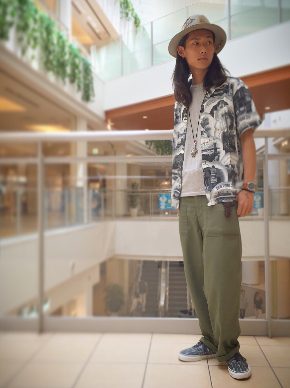 ブラック系のシャツ/ブラウス、グレー系のTシャツ/カットソー、ブルー系のスニーカーを着用したメンズの春コーディネートの1枚目の写真