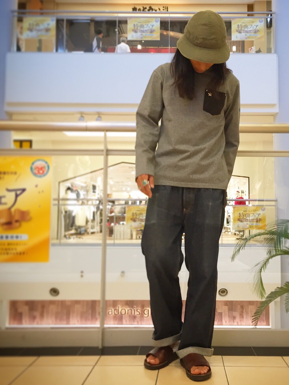 「夏コーデ、休日スタイル、シンプル、ootd、オトナカジュアル、ワイドパンツ、デニムパンツ、LARRY SMITH、SCHOTT、Schott TOKYO-BAY」｜「schottのSchott/ショット/MILITARY HAT/ミリタリーハット（ハット、グリーン系）」を使った、Renさん（メンズ・176cm）の夏コーディネートの1枚目の写真