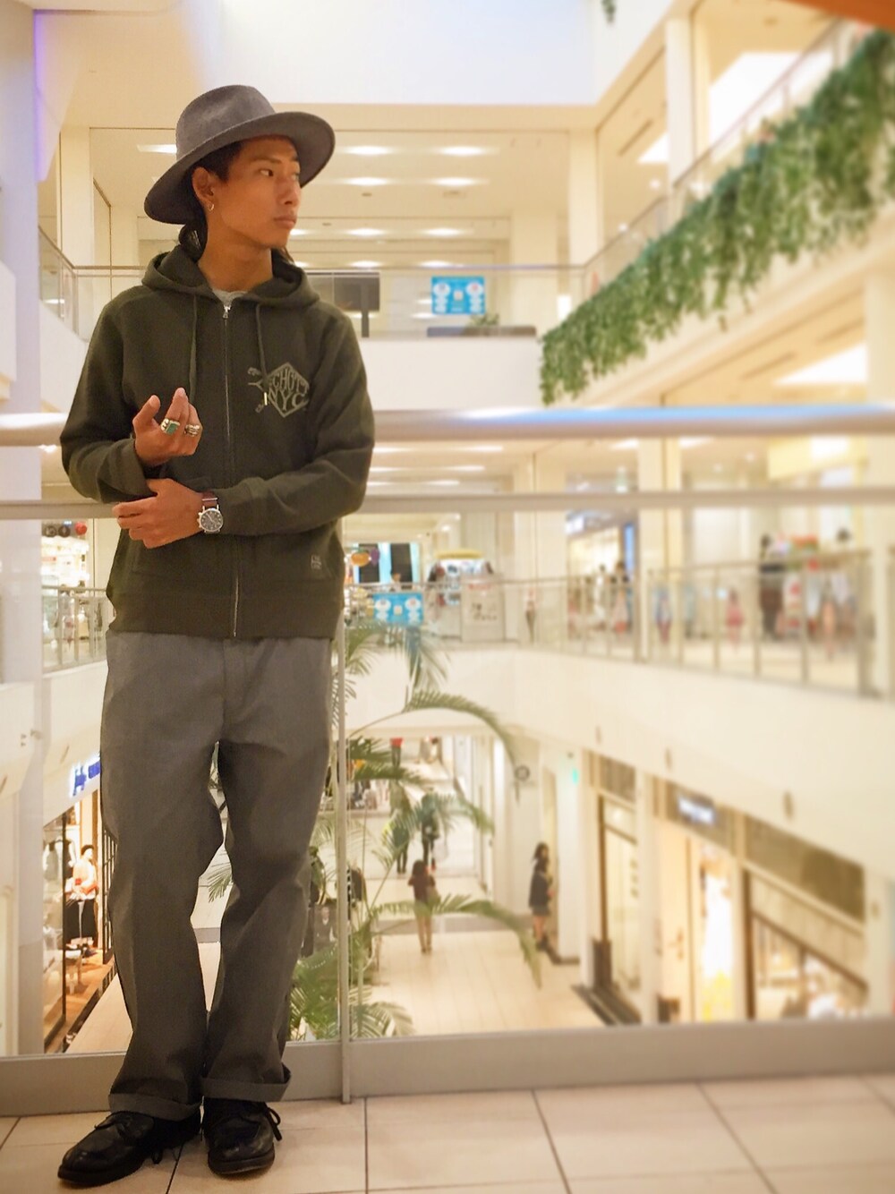 「大人カジュアル、ゆるめ、秋のコーデ、秋コーデ、雨の日コーデ、パーカー、インディアンジュエリー、ワークパンツ、SCHOTT、Schott TOKYO-BAY」｜「schottのSchott/ショット/OLD FASHION ZIP HOODED SWEAT/オールド ファッション フードパーカー（パーカー、グリーン系）」を使った、Renさん（メンズ・176cm）の秋コーディネートの1枚目の写真