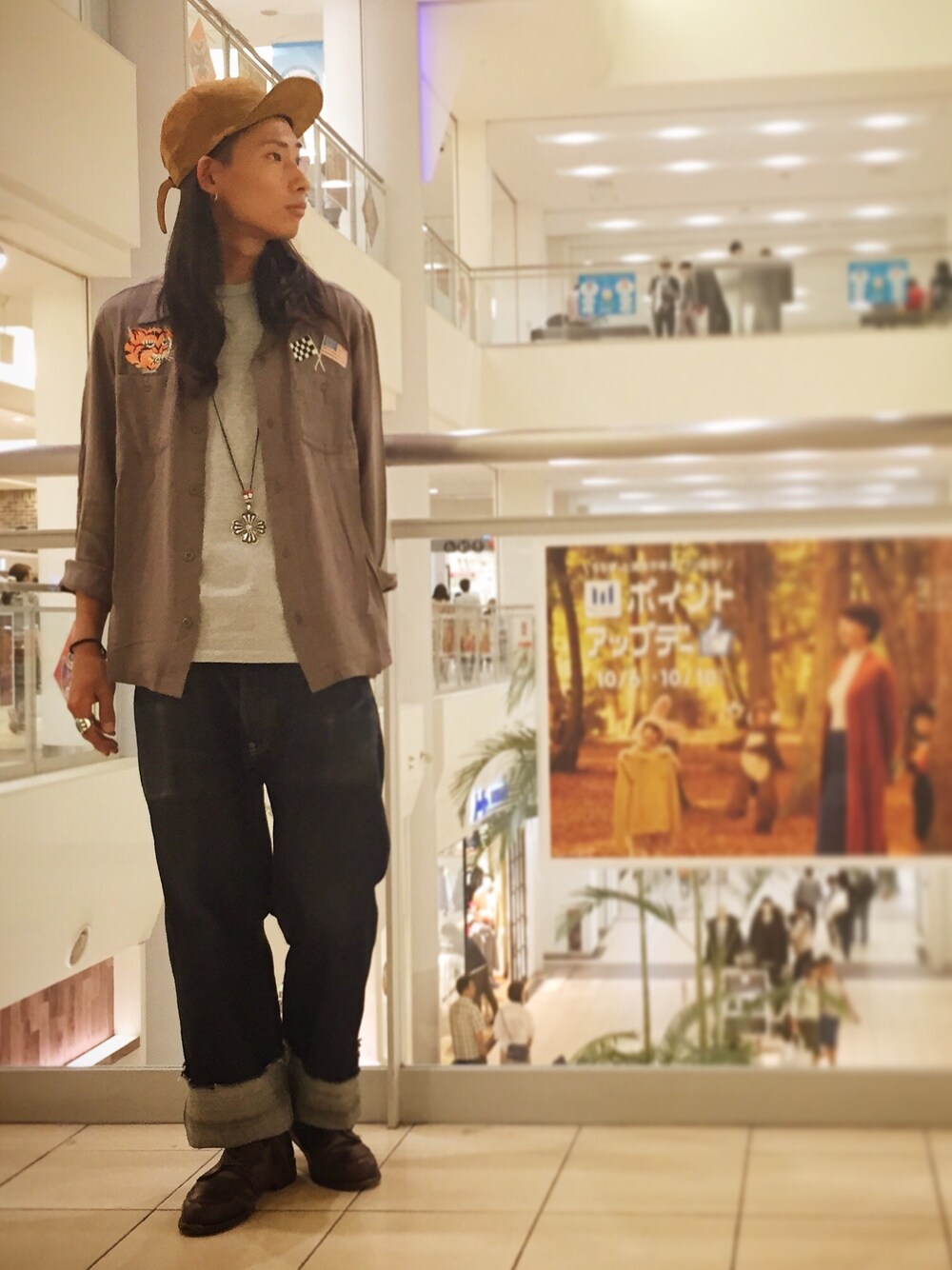 「秋のコーデ、シンプルコーデ、休日スタイル、デニム、ootd、刺繍、キャップ、ワイドパンツ、SCHOTT、Schott TOKYO-BAY」｜「schottのアイテム（シャツ/ブラウス、ベージュ系）」を使った、Renさん（メンズ・176cm）の秋コーディネートの1枚目の写真