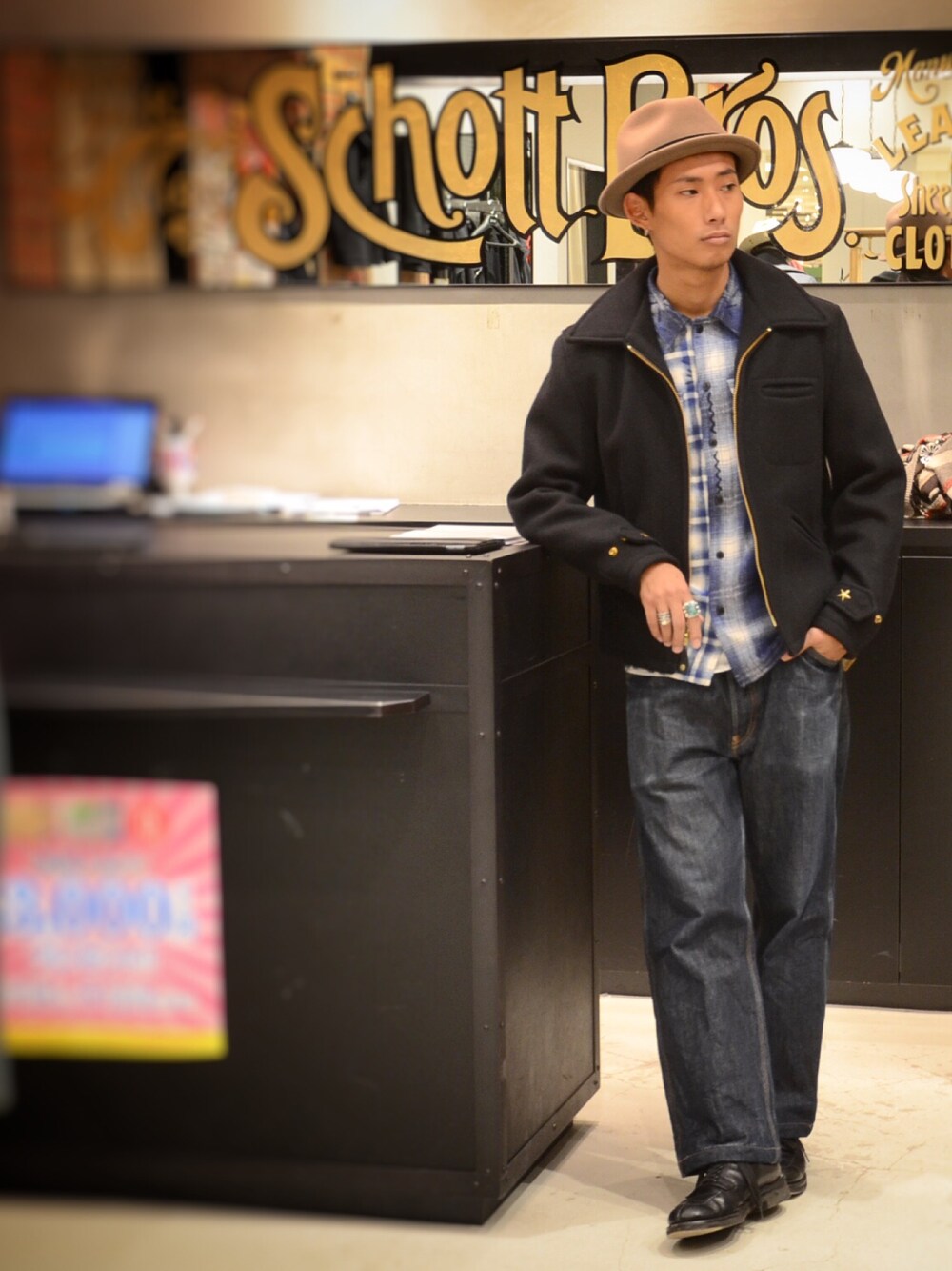 「シンプル、レイヤードスタイル、ジャケット、ワイドパンツ、オトナカジュアル、きれいめカジュアル、アメカジ、インディアンジュエリー、SCHOTT、Schott TOKYO-BAY」｜「schottのSchot/ショット/STINGY/FELT HAT/ フェルトハット（ハット、ベージュ系）」を使った、Renさん（メンズ・176cm）の冬コーディネートの1枚目の写真