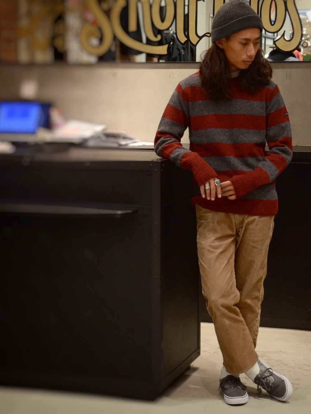 「冬コーデ、オトナカジュアル、大学生、キレイめ、ボーダーニット、コーデュロイパンツ、カジュアルコーデ、ラフスタイル、SCHOTT、Schott TOKYO-BAY」｜「schottの【BE】SCHOTT/ショット　OLD SCHOOL WATCH CAP　(430)（ニットキャップ/ビーニー、グレー系）」を使った、Renさん（メンズ・176cm）の冬コーディネートの1枚目の写真