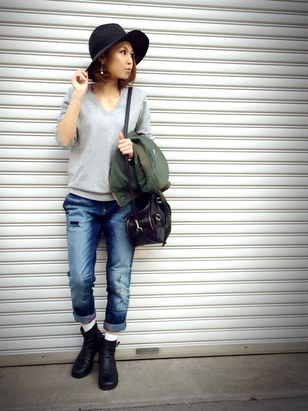 「パールアクセ、ヒール×靴下、ブーティ、ポシェット、MA-1、UNIQLO、ZARA、ハット」｜「UNIQLOのカシミヤニット（ニット/セーター、グレー系）」を使った、manaさん（レディース・156cm）の冬コーディネートの1枚目の写真