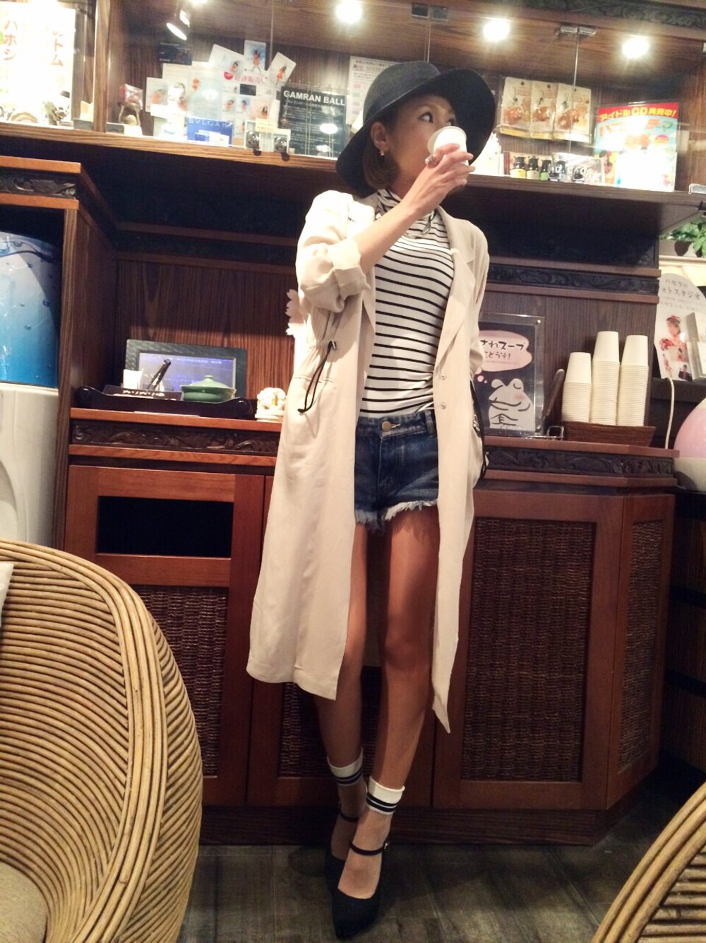 ベージュ系のジャケット/アウター、ホワイト系のTシャツ/カットソー、ブルー系のデニムパンツを着用したレディースの春コーディネートの1枚目の写真