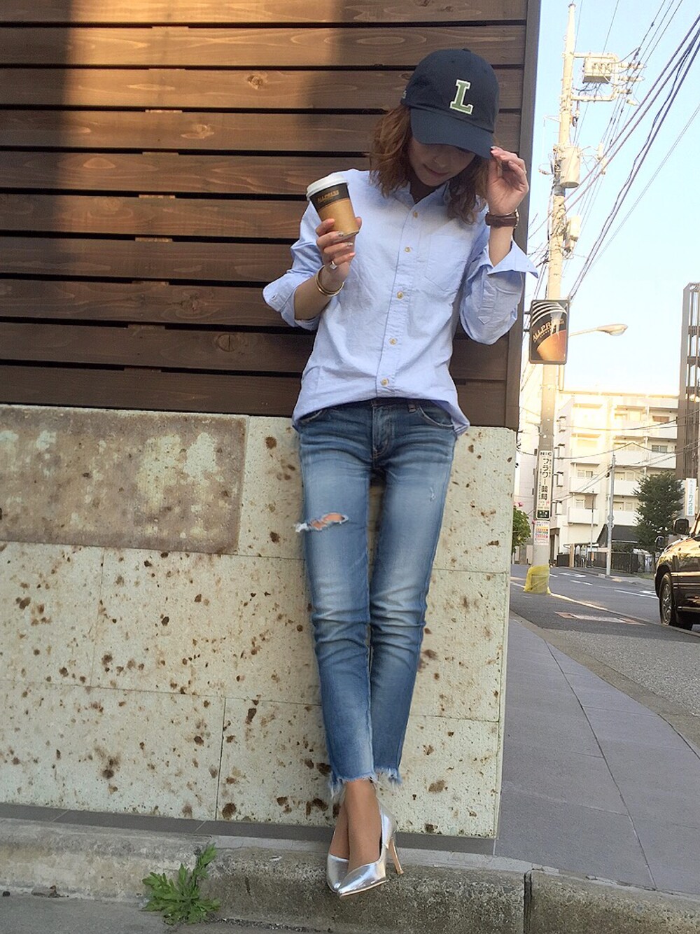 ブルー系のシャツ/ブラウス、ブルー系のデニムパンツ、シルバー系のパンプスを着用したレディースの春コーディネートの1枚目の写真