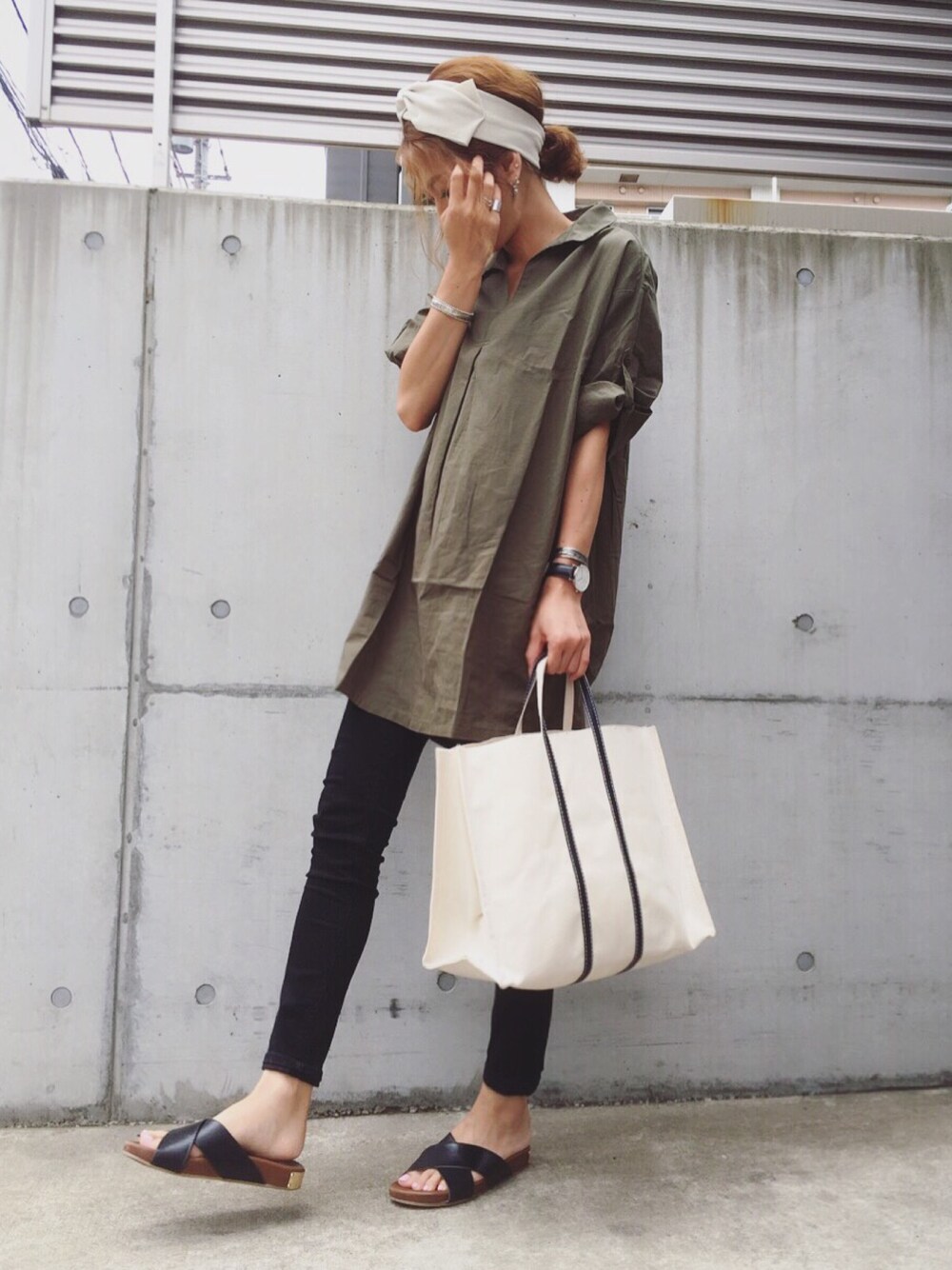 「オトナカジュアル、カジュアルコーデ、ootd、夏コーデ、シャツワンピ、スキニー、ヘアバンド、シンプル」｜「BEAMS BOYのBEAMS BOY / サーマル リボン ヘアバンド（ヘアバンド、ベージュ系）」を使った、manaさん（レディース・156cm）の夏コーディネートの1枚目の写真