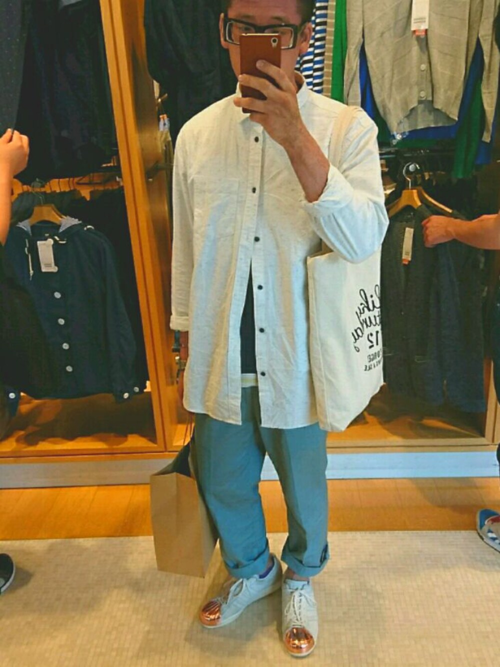 「チノパン、ワイドチノ、ビッグシルエット、大人カジュアル、adidas superstar、白シャツ、GU、H&M、チラ見せ部」｜「H&Mのアイテム（シャツ/ブラウス、ホワイト系）」を使った、υ∃Dα.мさん（メンズ・176cm）の春コーディネートの1枚目の写真