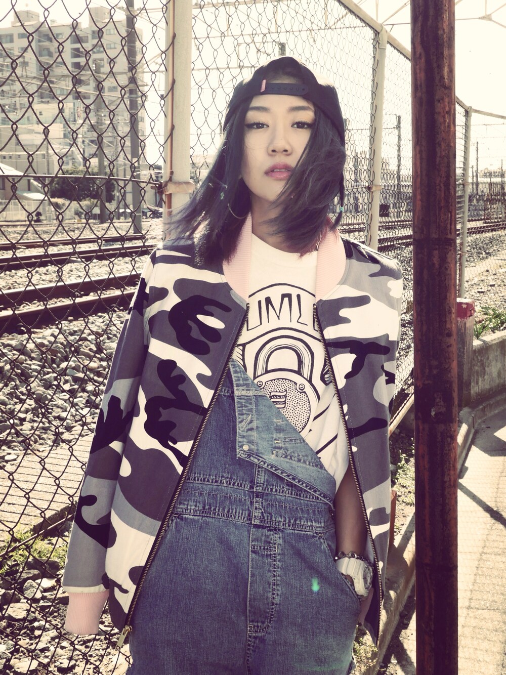 「JOYRICH、camo、迷彩ジャケット、サロペット、streetfashion、ストリート」｜「JOYRICHのアイテム（ブルゾン、ピンク系）」を使った、Lisa Ishiwataさん（レディース・170cm）の夏コーディネートの1枚目の写真