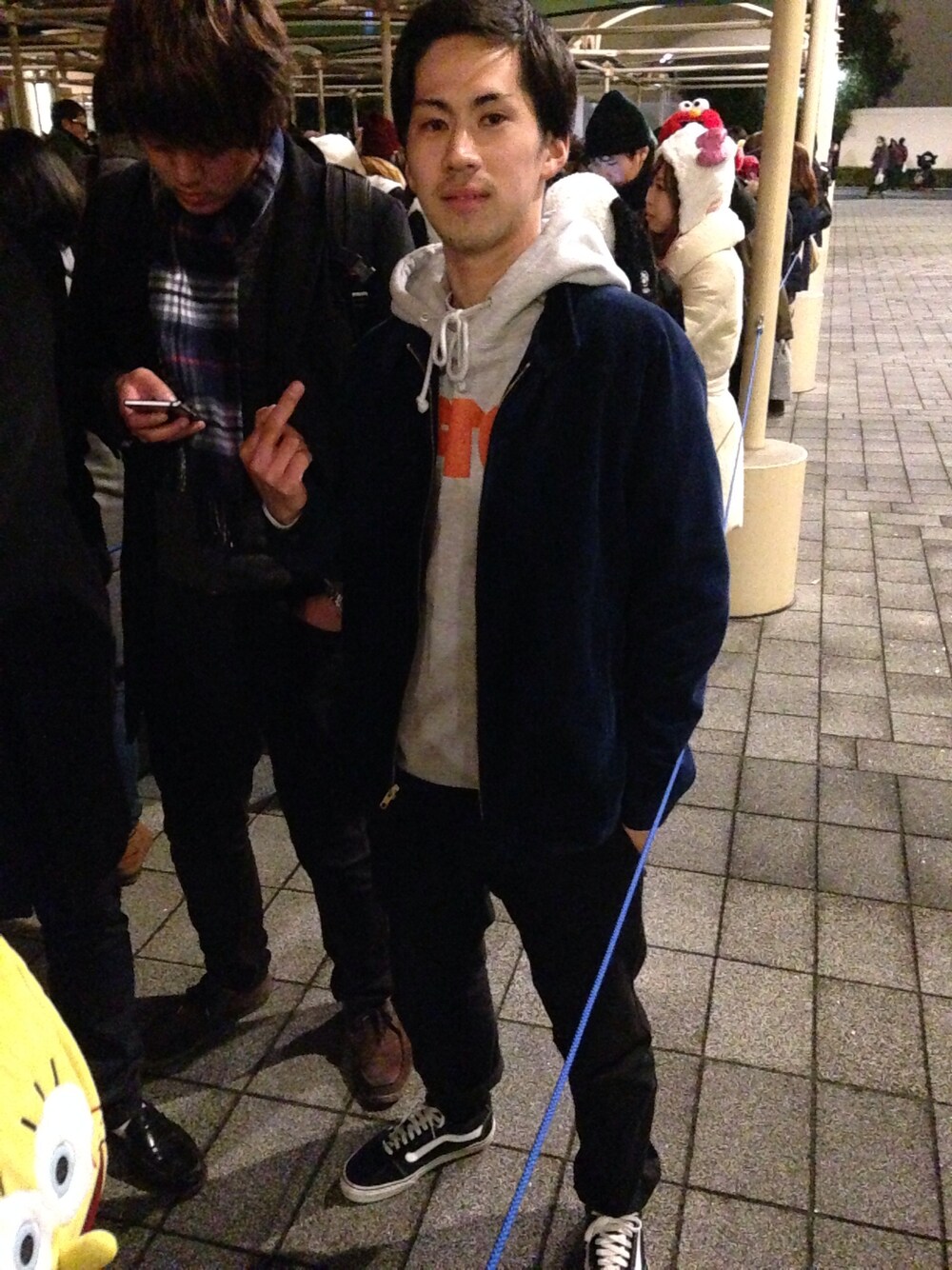 「USJ」｜「Supreme のアイテム（その他アウター、ブルー系）」を使った、Takashi Kanaiさん（メンズ・175cm）の冬コーディネートの1枚目の写真