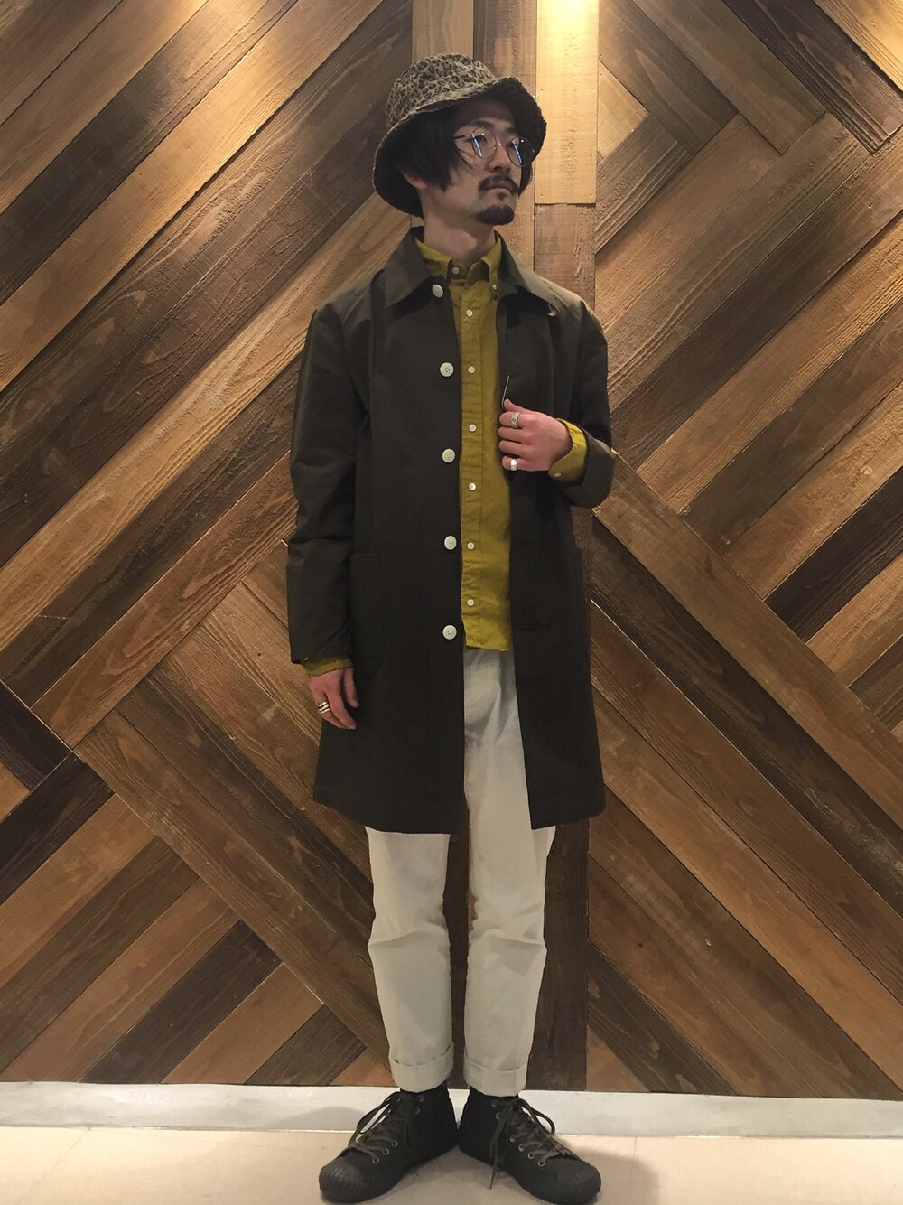 「ステンカラーコート、FREAK’Ｓ STORE、フリークスストア、ナイジェルケーボン、nigelcabourn、コンバース、オールスターハイカット、オールスター、スキニーパンツ、INFIELDERDESIGN」｜「FREAK'S STOREのC/N ﾊﾞﾙﾏｶ-ﾝｺｰﾄ                  （ステンカラーコート、グリーン系）」を使った、mashiiさん（メンズ・172cm）の春コーディネートの1枚目の写真
