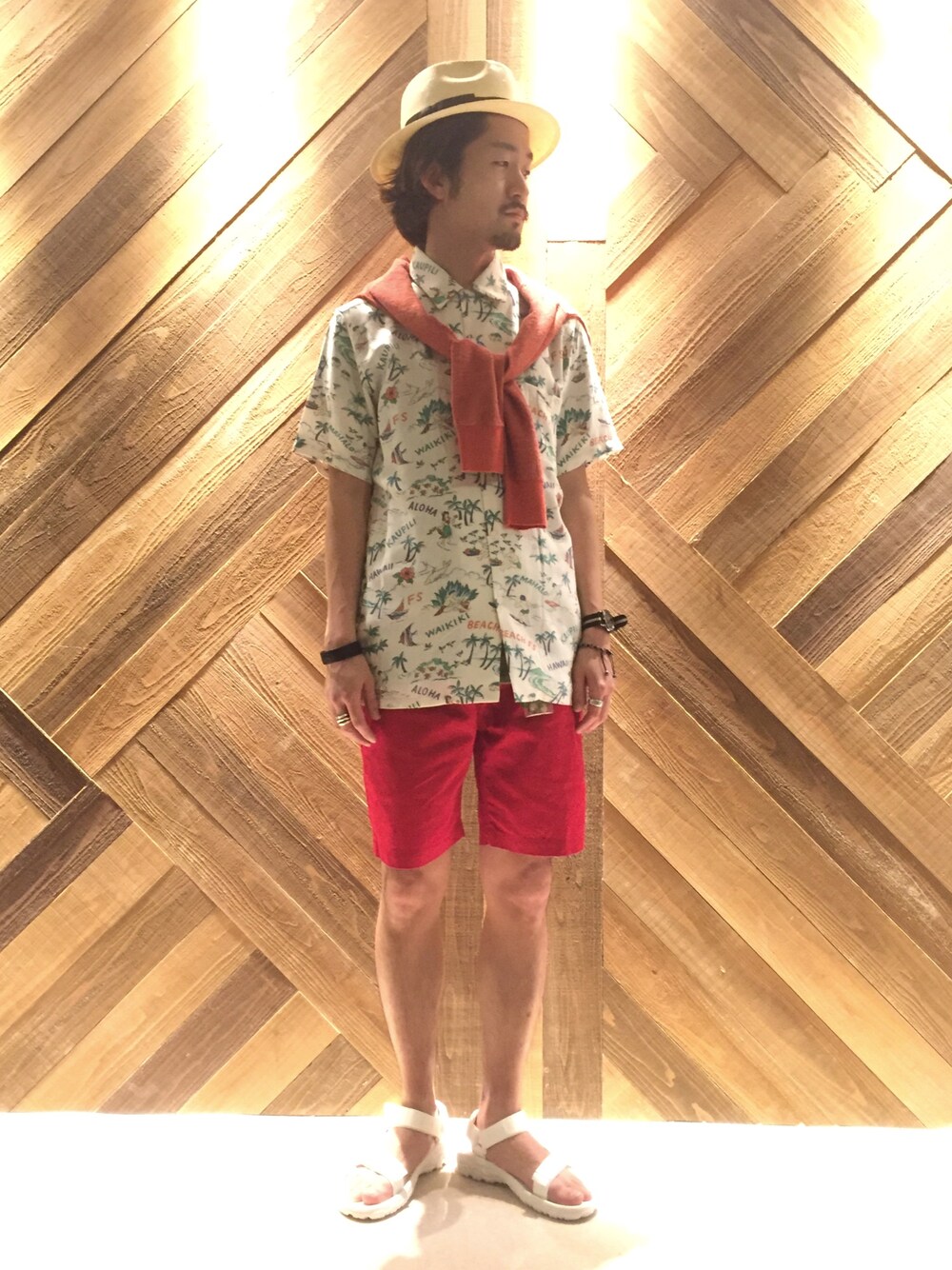 オレンジ系のカーディガン/ボレロ、ホワイト系のシャツ/ブラウス、レッド系のその他パンツを着用したメンズの春コーディネートの1枚目の写真