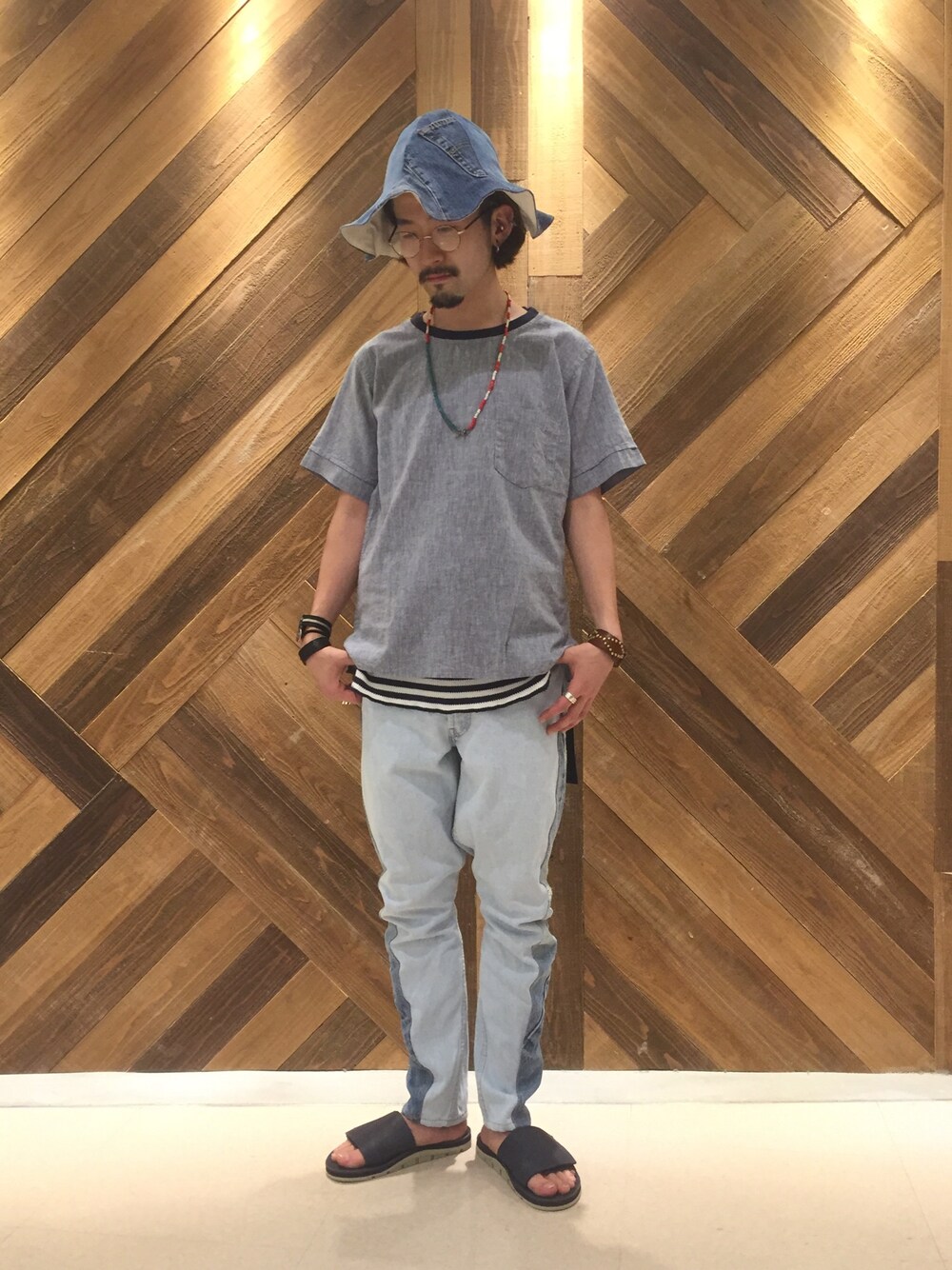 ブルー系のTシャツ/カットソー、ブルー系のデニムパンツ、ブルー系のサンダルを着用したメンズの夏コーディネートの1枚目の写真