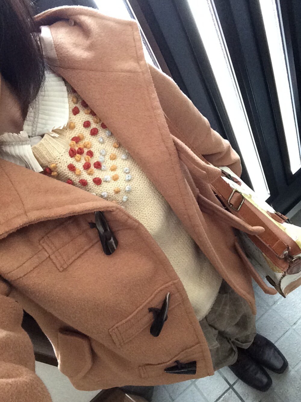 ベージュ系のニット/セーター、ブラウン系のその他パンツ、ブラウン系のブーツを着用したレディースの冬コーディネートの1枚目の写真