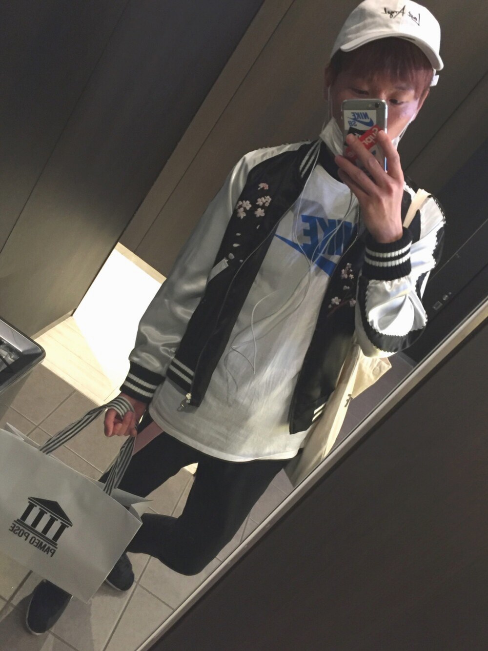 「スキニーデニム、PAMEO POSE、MONKEY TIME、韓国ファッション、BEAUTY&YOUTH UNITED ARROWS、春コーデ、kpop、ナイキ、chancechance、ベレー帽」｜「NIKEのNIKE / FUTURA ICON TEE(AS)（Tシャツ/カットソー、ホワイト系）」を使った、Kentarou Miyaziさん（メンズ・178cm）の春コーディネートの1枚目の写真