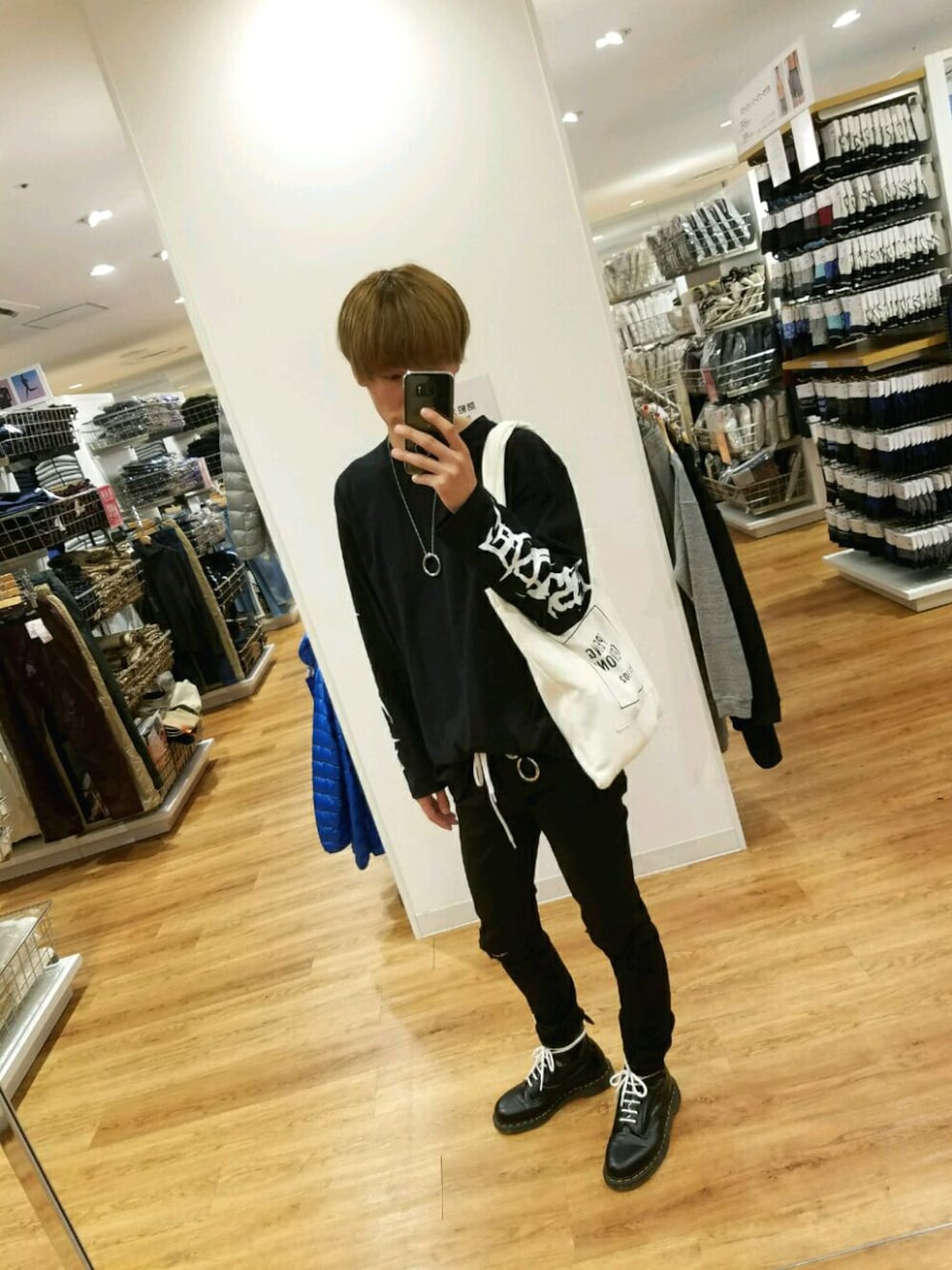 「黒、韓国ファッション、ロングアーム、UNIQLO、Dr.Martens、ブーツ、リングネックレス、クラッシュデニム、黒コーデ」｜「OPENING CEREMONYのアイテム（トートバッグ、ホワイト系）」を使った、Kentarou Miyaziさん（メンズ・178cm）の秋コーディネートの1枚目の写真