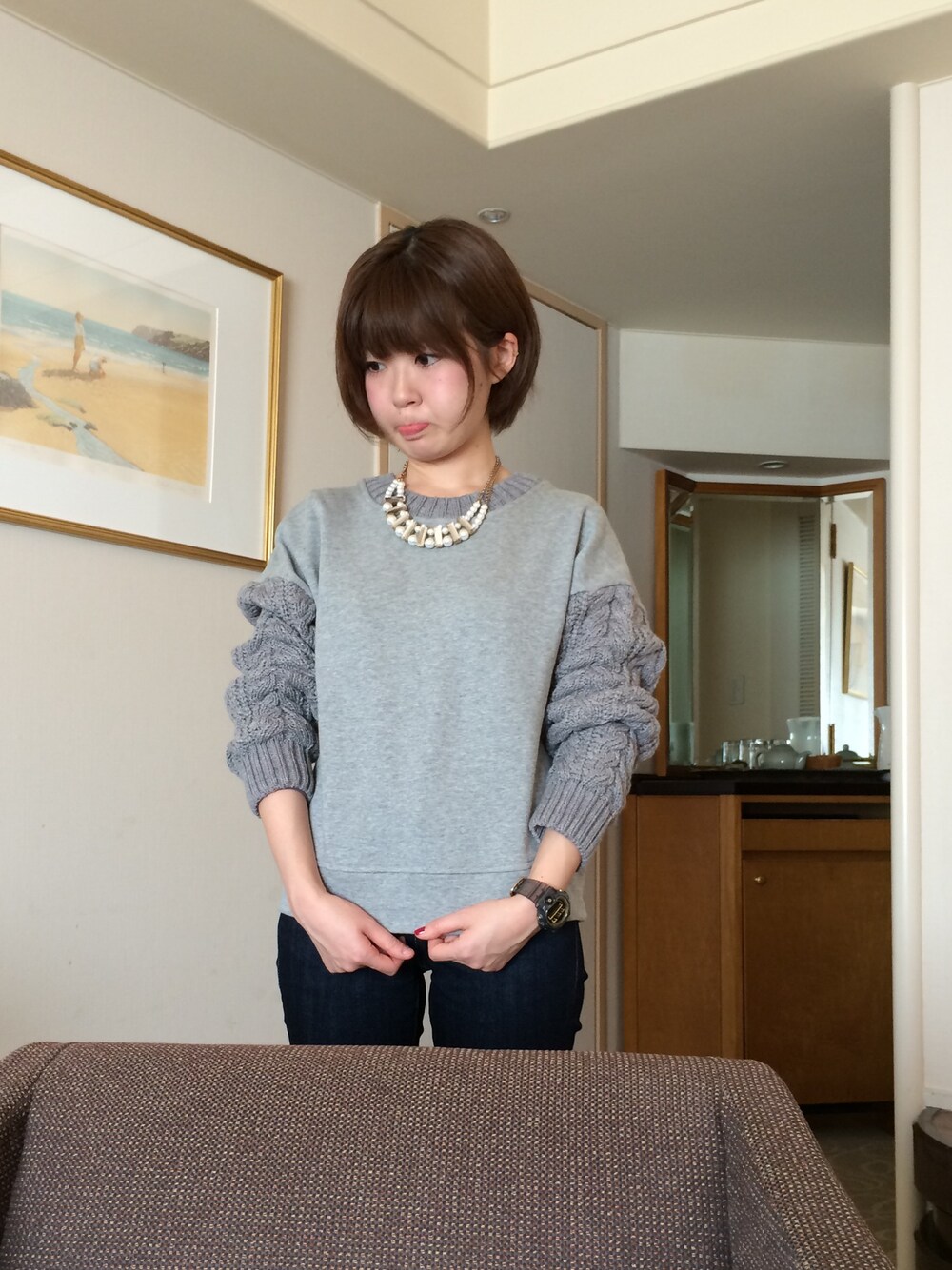 グレー系のTシャツ/カットソーを着用したレディースの冬コーディネートの1枚目の写真