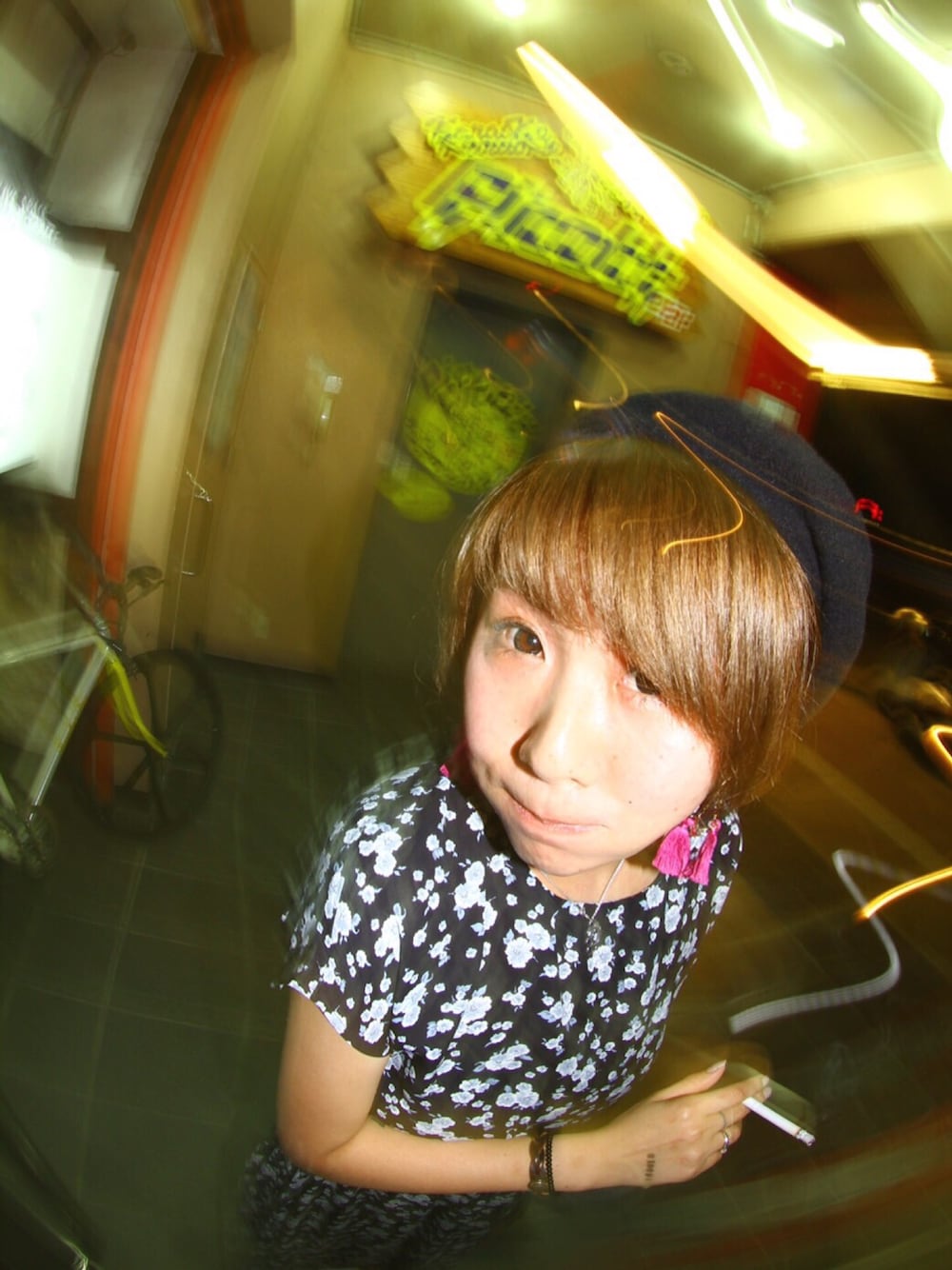 ブルー系のワンピース、ホワイト系のスニーカー、ブラック系のハンチング/ベレー帽を着用したレディースの夏コーディネートの1枚目の写真