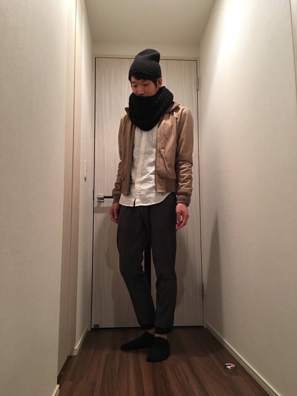 ベージュ系のブルゾン、ホワイト系のシャツ/ブラウス、グレー系のその他パンツを着用したメンズの冬コーディネートの1枚目の写真