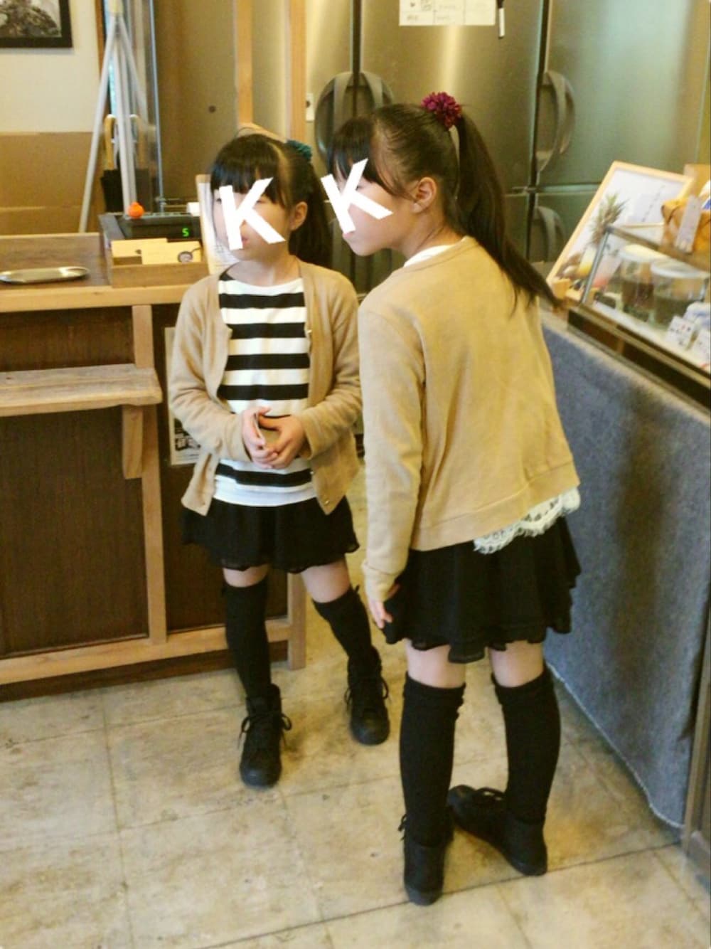 「双子コーデ、キッズコーデ、ボーダー、おそろいコーデ、カーディガン、ニーハイソックス、コンバース」｜「petit mainのシンプルカーディガン（カーディガン/ボレロ、ベージュ系）」を使った、co_kaさん（レディース・120cm）の秋コーディネートの1枚目の写真