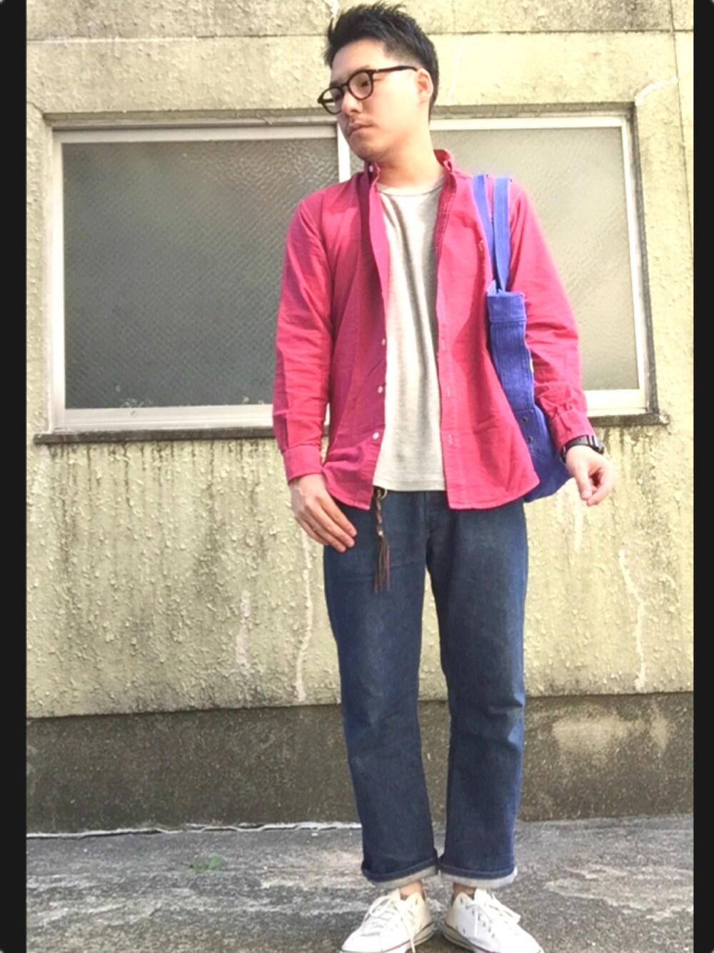 レッド系のシャツ/ブラウス、ブルー系のデニムパンツ、ブルー系のトートバッグを着用したメンズの秋コーディネートの1枚目の写真