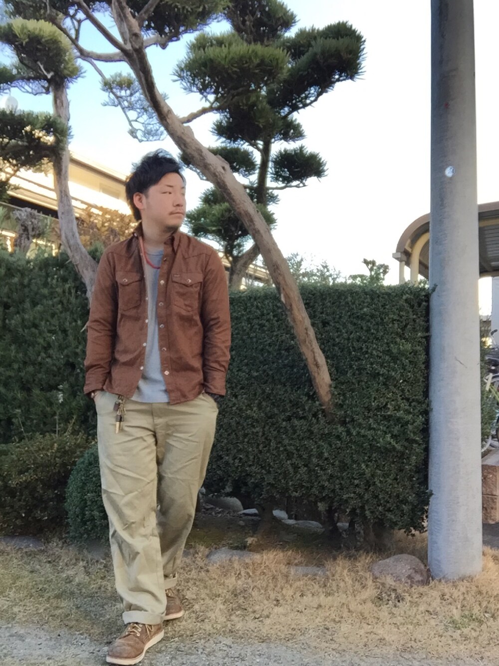 ブラウン系のシャツ/ブラウス、ベージュ系のチノパンツ、ブラウン系のブーツを着用したメンズの冬コーディネートの1枚目の写真