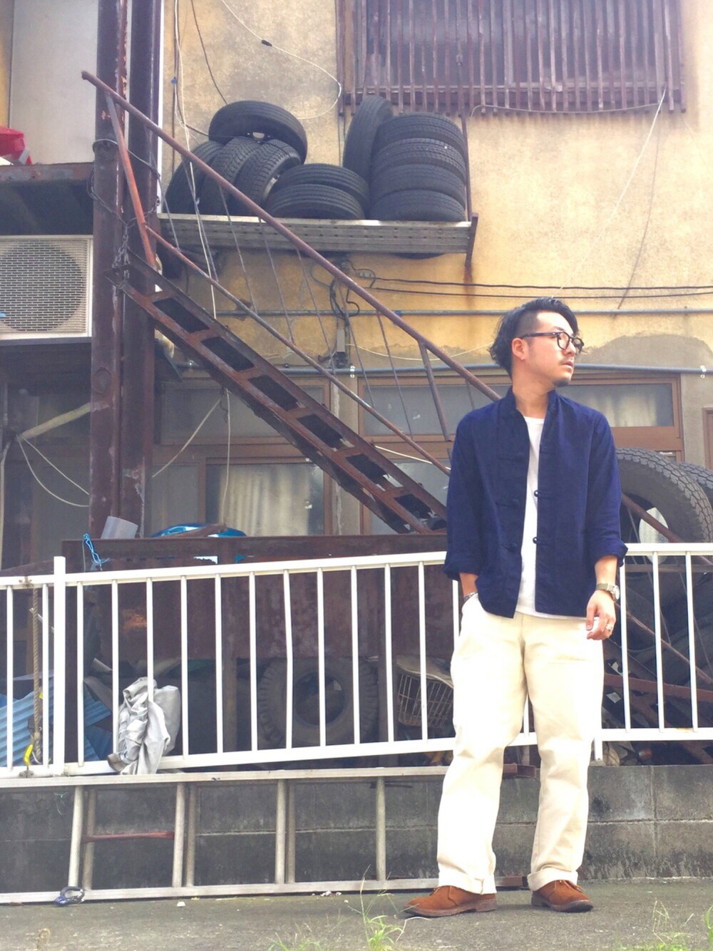 グリーン系のその他アウター、ホワイト系のTシャツ/カットソー、ホワイト系のその他パンツを着用したメンズの秋コーディネートの1枚目の写真