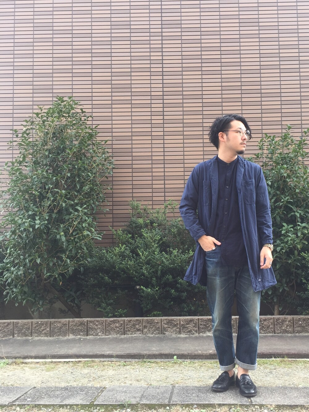 「トレンドカラー2016AW、ブルーワントーン、ワーク、フレンチカジュアル、ノーカラーシャツ」｜「SHIPS JET BLUEのBLUE DE PANAME： エクスクルーシブ ショップコート（その他アウター、ブルー系）」を使った、enomonさん（メンズ・174cm）の秋コーディネートの1枚目の写真