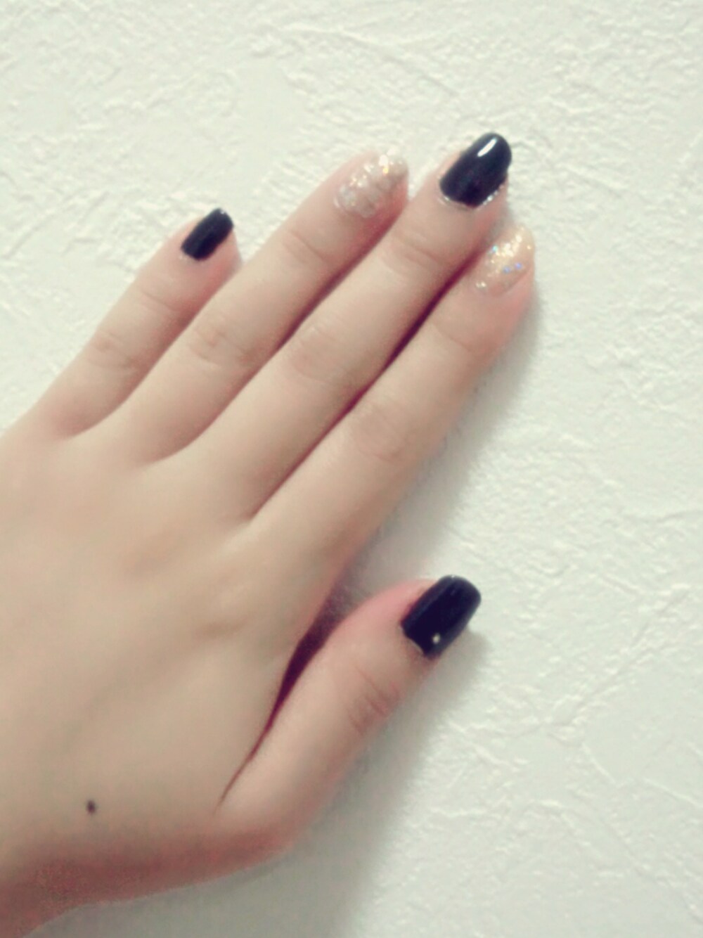 ゴールド系のハンドケア/ハンドクリーム、ブルー系のハンドケア/ハンドクリーム、ホワイト系のハンドケア/ハンドクリームを着用したレディースの秋コーディネートの1枚目の写真